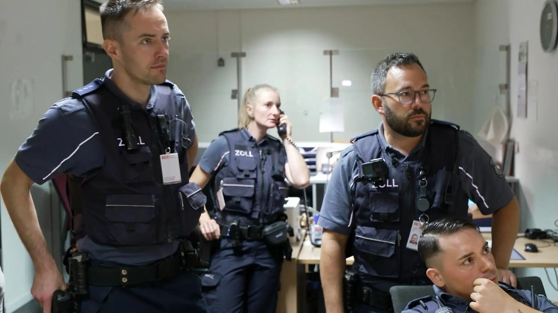Die Reportage begleitet Reinigungskräfte, Sicherheitsteams, Bodenpersonal, Piloten und viele mehr in ihrem herausfordernden Alltag. 

+++ Die Verwendung des sendungsbezogenen Materials ist nur mit dem Hinweis und Verlinkung auf RTL+ gestattet. +++
