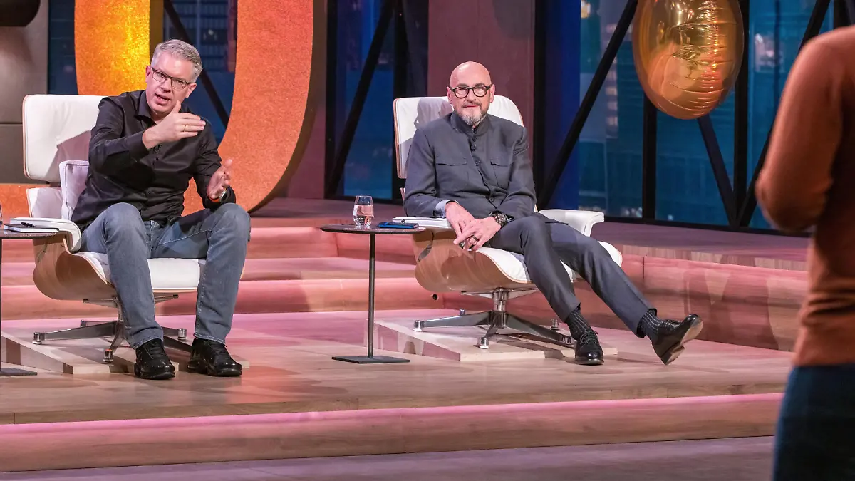 Die "Löwen" Frank Thelen (l.) und Jochen Schweizer nehmen die KI-Mathenachhilfe von "RocketTutor" genau unter die Lupe.
+++ Die Verwendung des sendungsbezogenen Materials ist nur mit dem Hinweis und Verlinkung auf RTL+ gestattet. +++