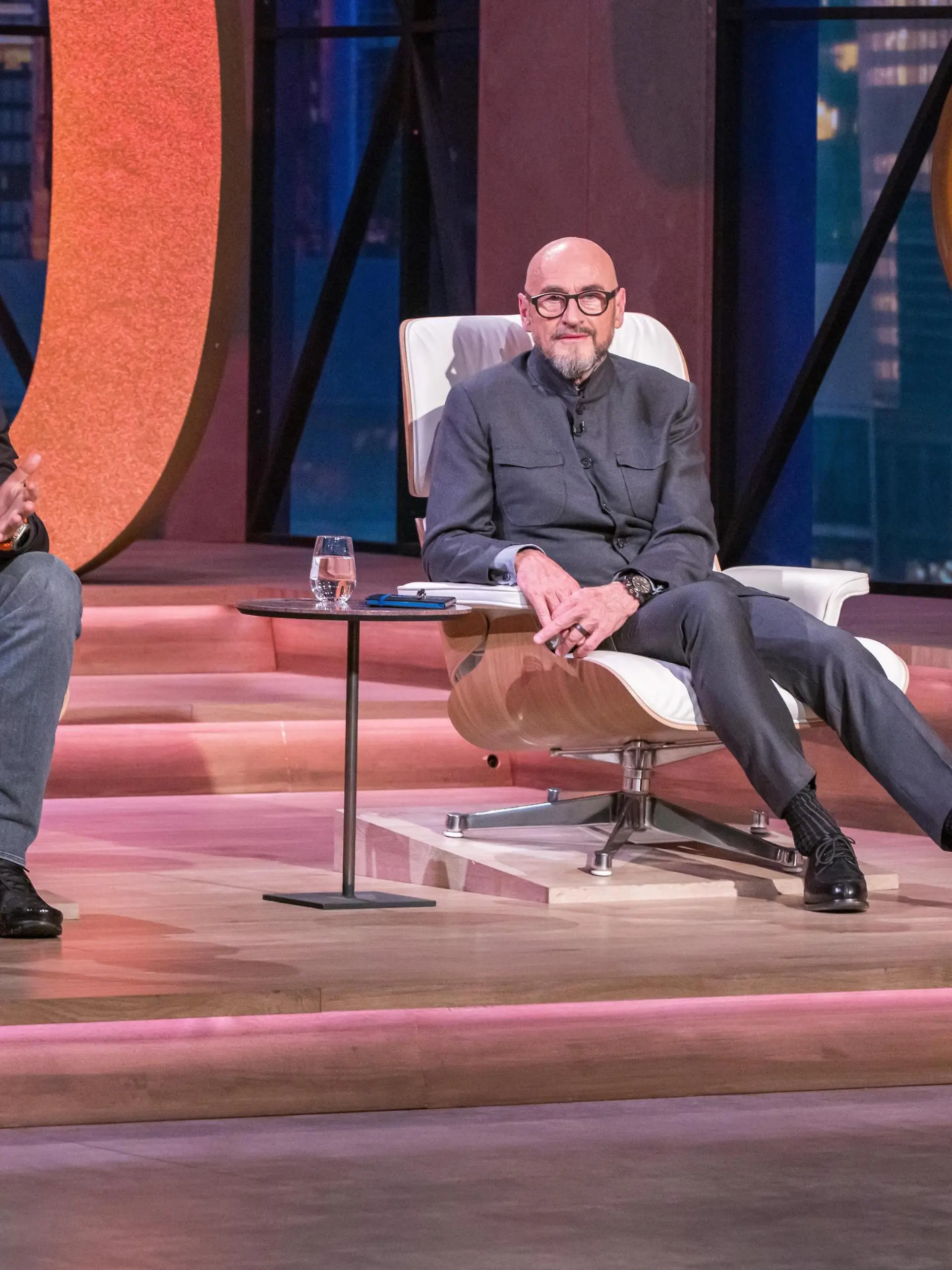 Die "Löwen" Frank Thelen (l.) und Jochen Schweizer nehmen die KI-Mathenachhilfe von "RocketTutor" genau unter die Lupe.
+++ Die Verwendung des sendungsbezogenen Materials ist nur mit dem Hinweis und Verlinkung auf RTL+ gestattet. +++