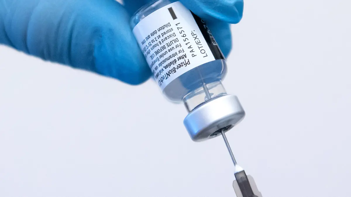 ARCHIV - 30.12.2020, Bayern, Gauting: Ein Mitarbeiterin der Asklepios Klinik bereitet den Covid-19 Impfstoff von Biontech/Pfizer für eine Impfung vor. In Hof können am Wochenende Schulkinder ab zwölf Jahren den Impfstoff bekommen. (zu dpa: «Hof impft Schulkinder ab zwölf Jahren») Foto: Sven Hoppe/dpa +++ dpa-Bildfunk +++