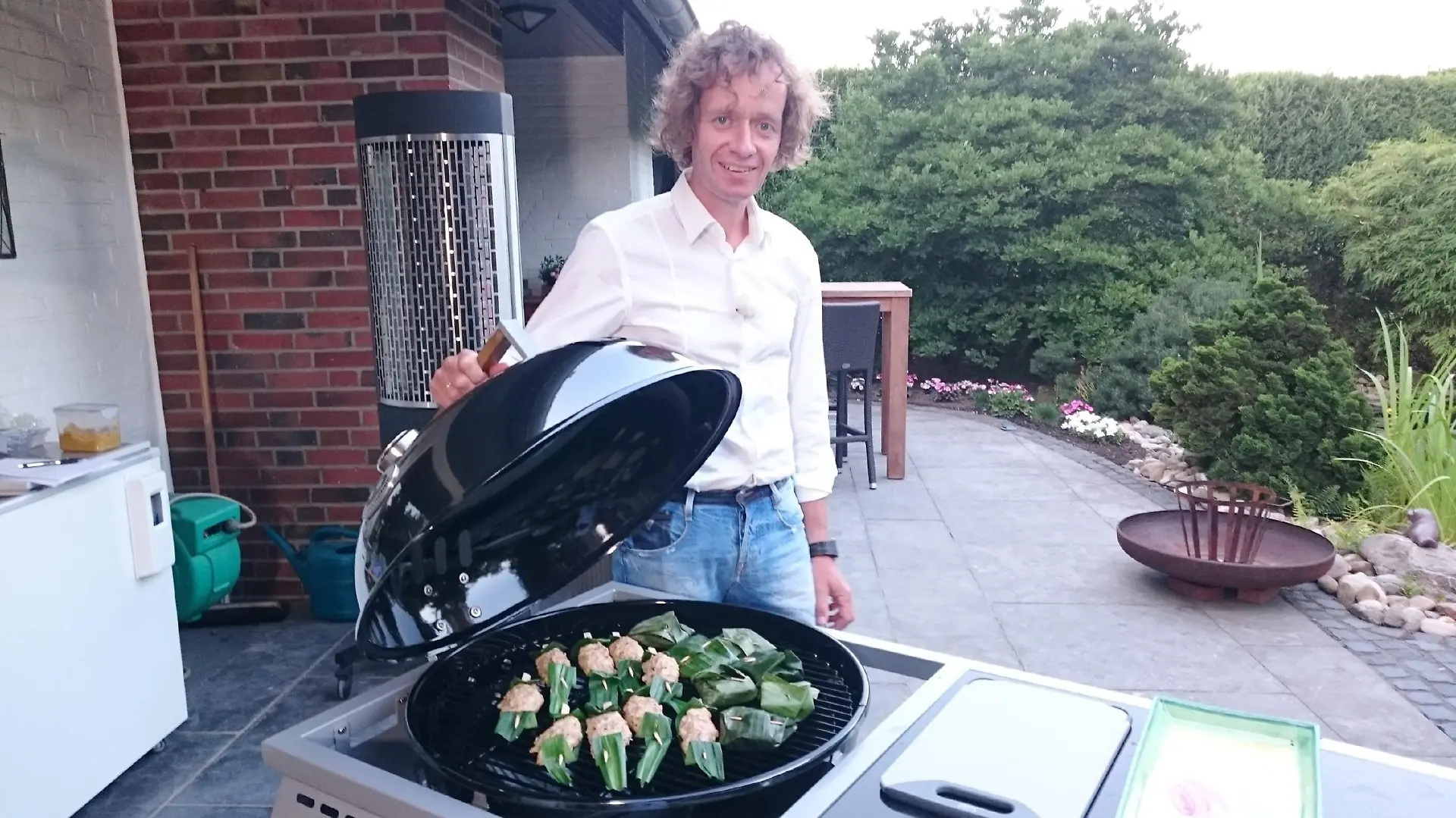 Gastgeber Stephan aus Hückelhoven läd zum "Royal Thai BBQ". Er besitzt eine umfangreiche Koch- und Grillbuchsammlung, ob er daraus heute etwas zaubern wird?