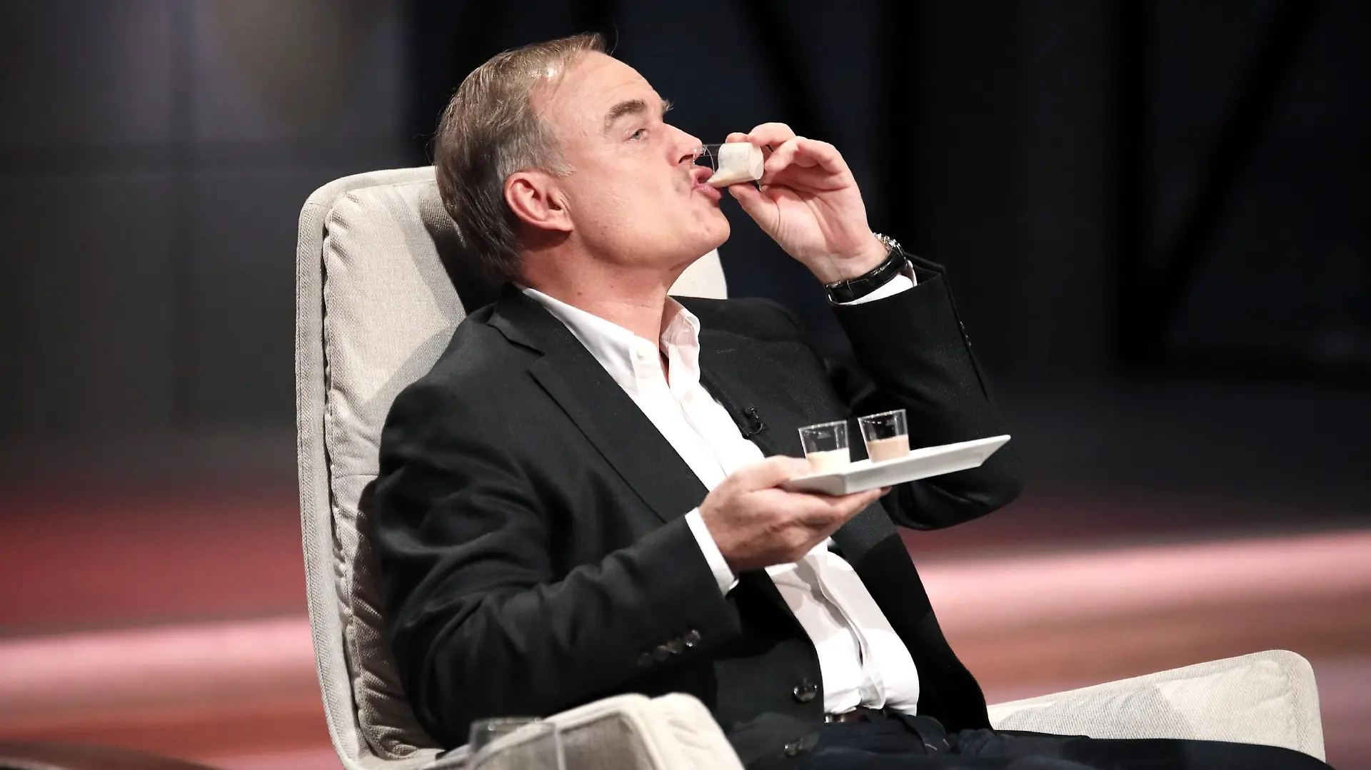 Investor Dr. Georg Kofler probiert die Flüssignahrung von "YFood".