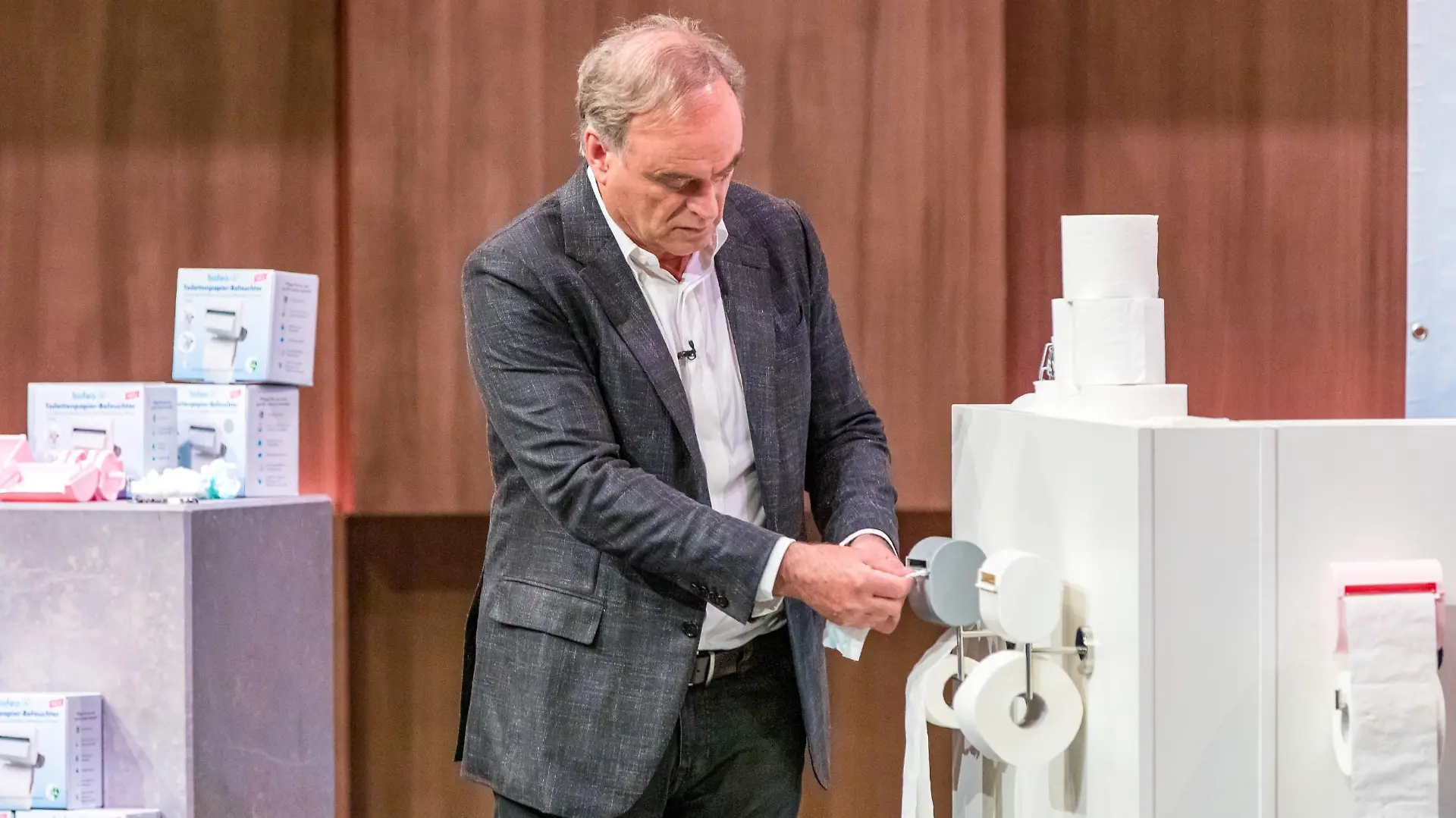 Investor Dr. Georg Kofler nimmt den Toilettenpapier-Befeuchter von "Bideo"genau unter die Lupe. Die Verwendung des sendungsbezogenen Materials ist nur mit dem Hinweis und Verlinkung auf TVNOW gestattet.