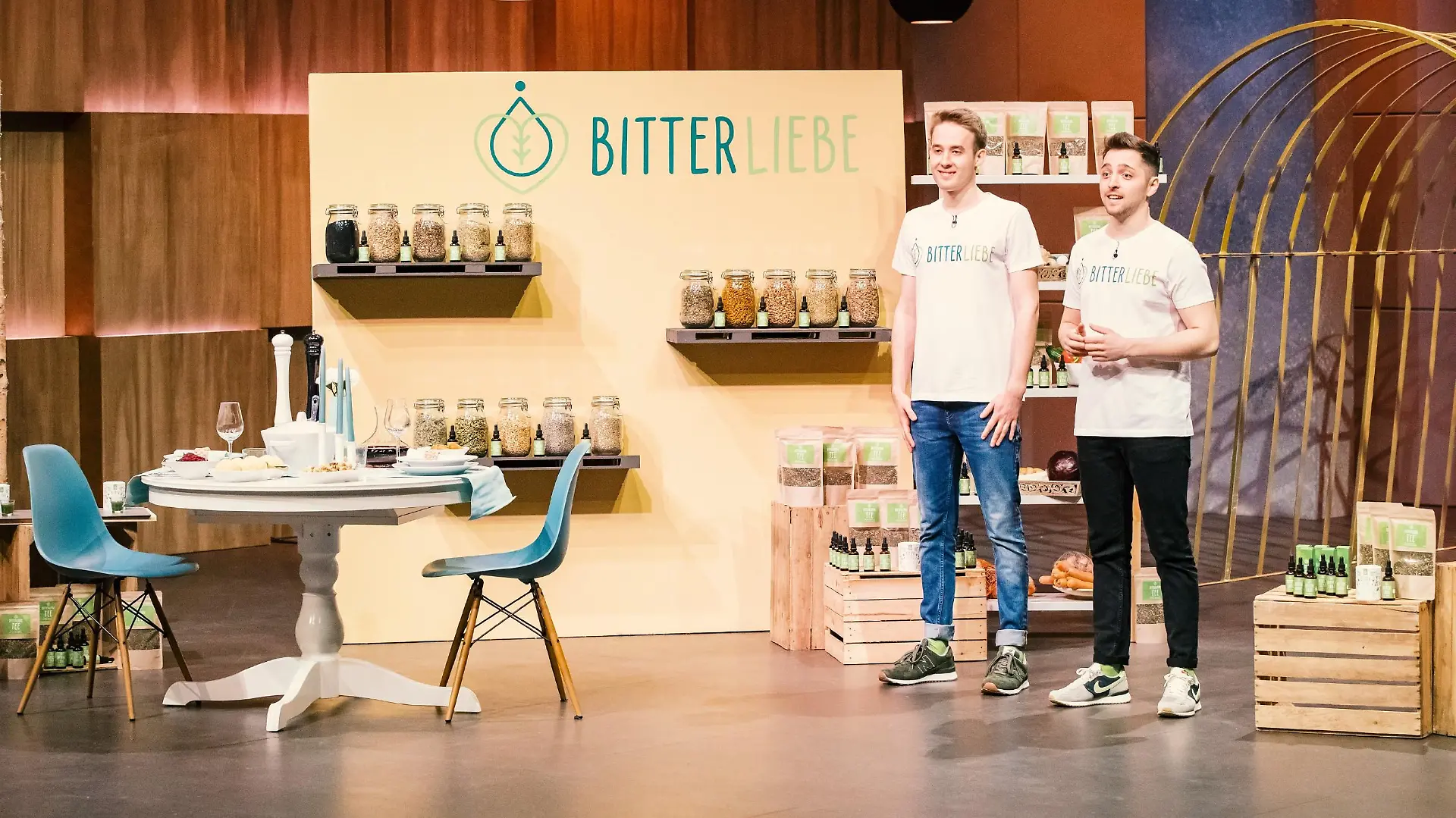 Jan Stratmann (l.) und Andre Sierek aus Mannheim präsentieren mit "Bitterliebe" einen Magenbitter aus Naturkräutern. Sie erhoffen sich ein Investment von 200.000 Euro für 12,5 Prozent der Anteile an ihrem Unternehmen.