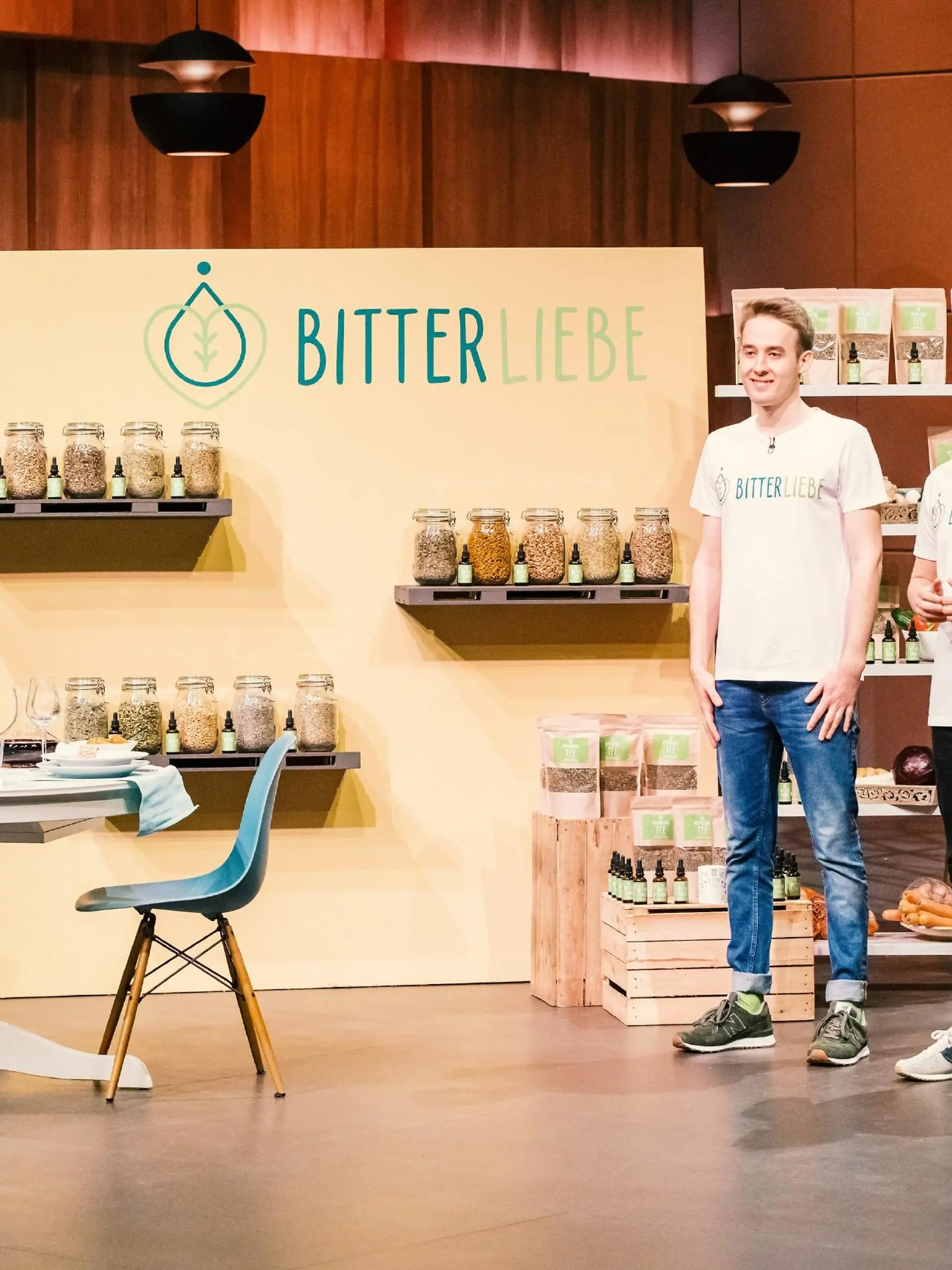 Jan Stratmann (l.) und Andre Sierek aus Mannheim präsentieren mit "Bitterliebe" einen Magenbitter aus Naturkräutern. Sie erhoffen sich ein Investment von 200.000 Euro für 12,5 Prozent der Anteile an ihrem Unternehmen.