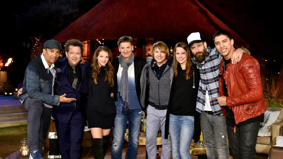 V.l.: Xavier Naidoo, Sebastian Krumbiegel von 'Die Prinzen', Yvonne Catterfeld, 'PUR'-Sänger Hartmut Engler, Tobias Künzel von 'Die Prinzen', Christina Stürmer, Daniel Wirtz und Andreas Bourani.