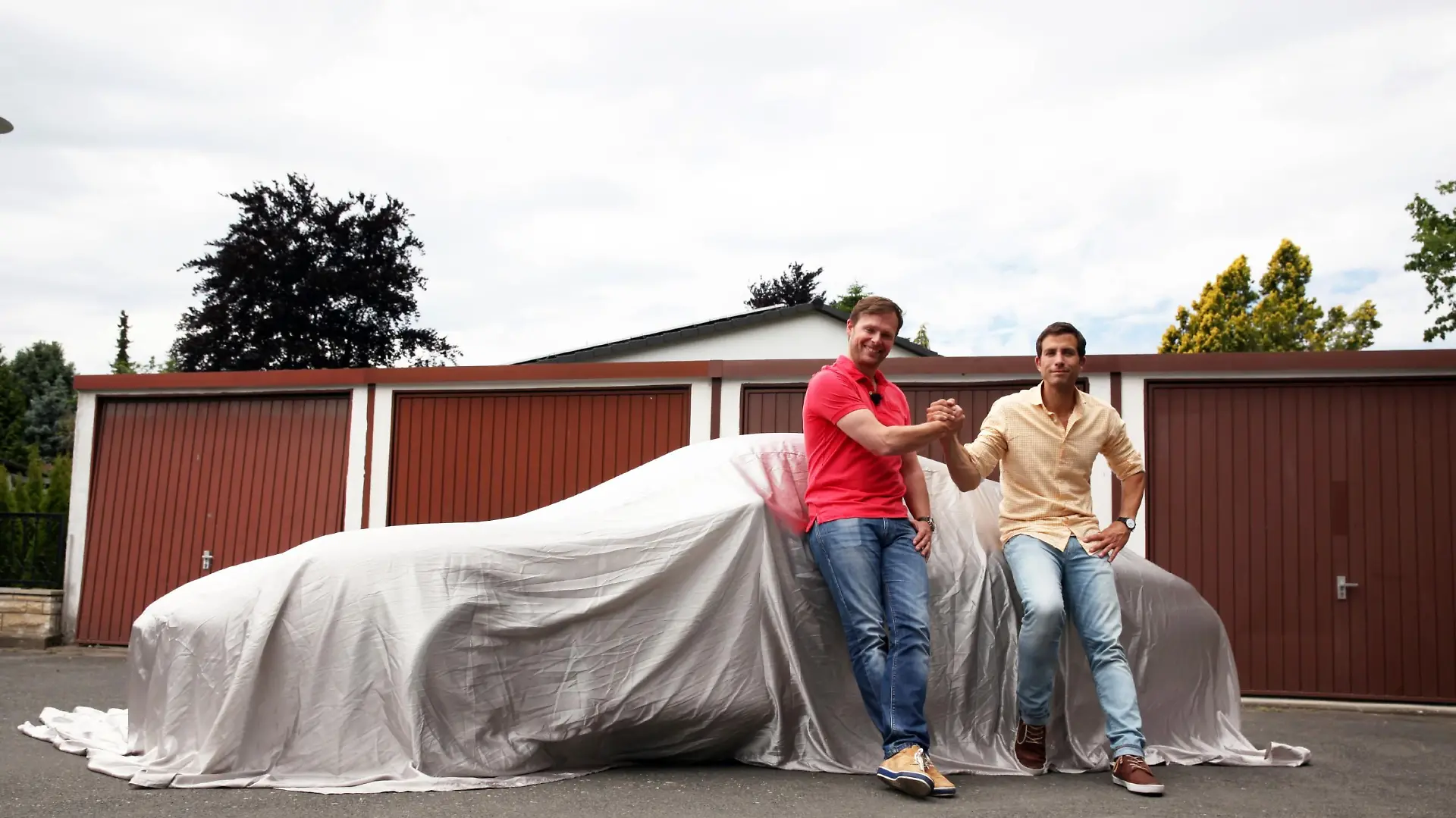 Andreas Jancke (r.) und Alexander Bloch mit dem Jubiläums-Porsche.