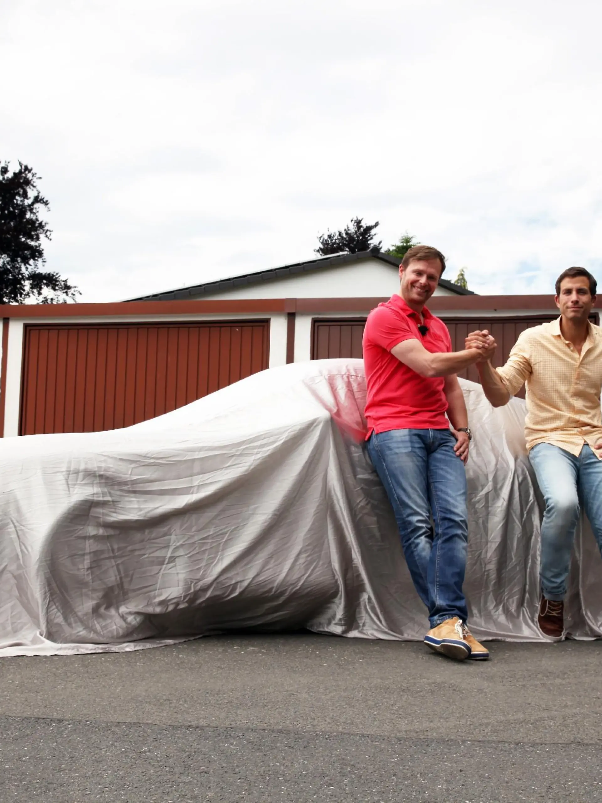 Andreas Jancke (r.) und Alexander Bloch mit dem Jubiläums-Porsche.