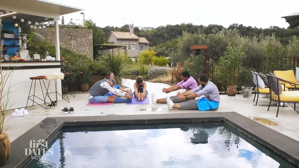 Roland Trettl erweist sich beim Yoga als gelenkiger als so manch anderer Herr