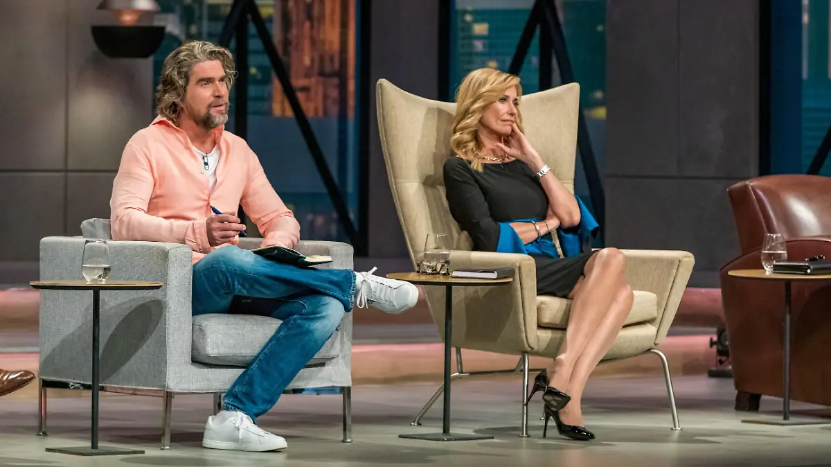 Die _Löwen_ Nils Glagau und Dagmar Wöhrl nehmen die "EVERTREE"-Urne bei der aus der Asche ein Baum wächst genau unter die Lupe. Die Verwendung des sendungsbezogenen Materials ist nur mit dem Hinweis und Verlinkung auf TVNOW gestattet.