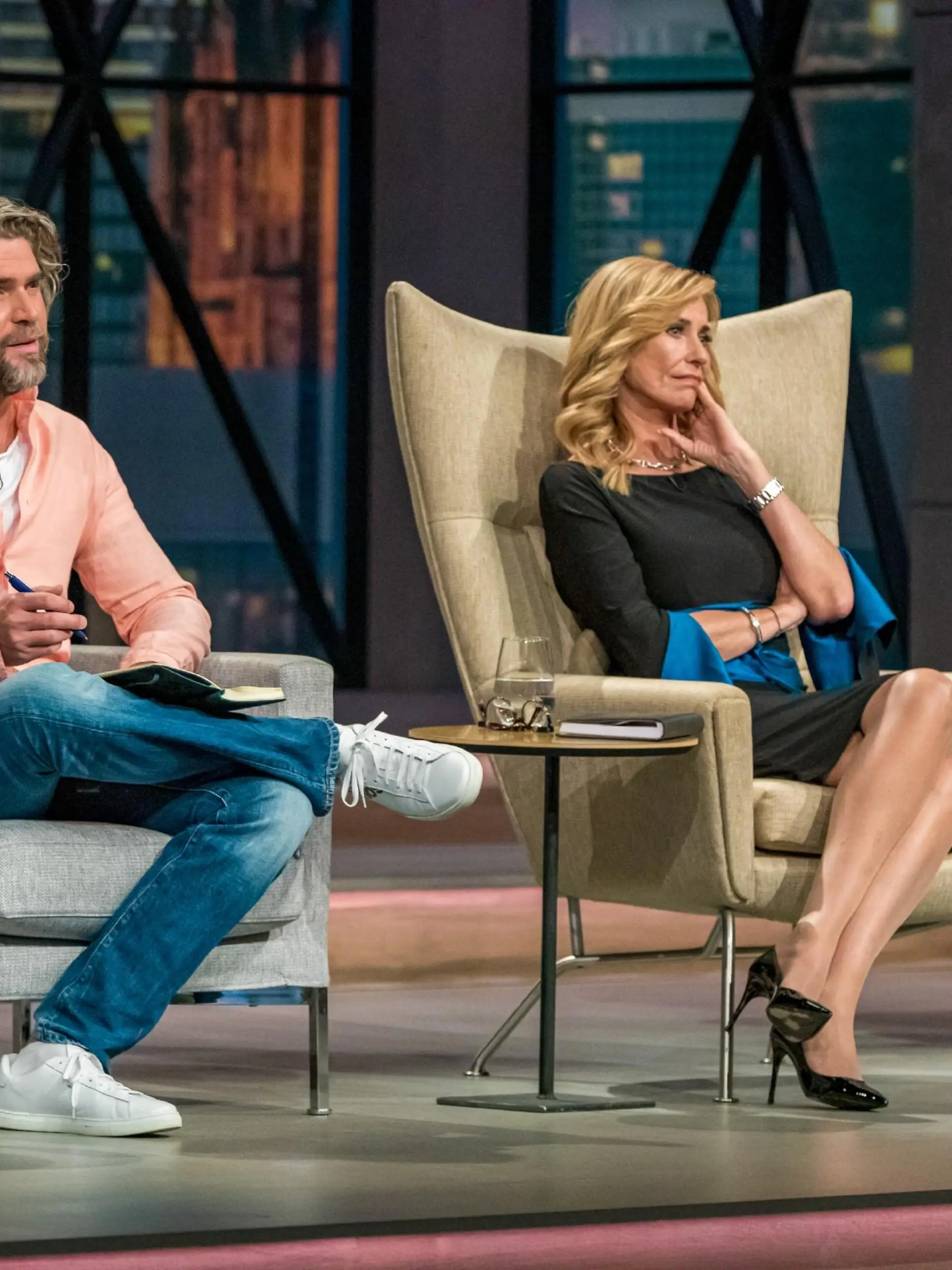 Die _Löwen_ Nils Glagau und Dagmar Wöhrl nehmen die "EVERTREE"-Urne bei der aus der Asche ein Baum wächst genau unter die Lupe.  Die Verwendung des sendungsbezogenen Materials ist nur mit dem Hinweis und Verlinkung auf TVNOW gestattet.
