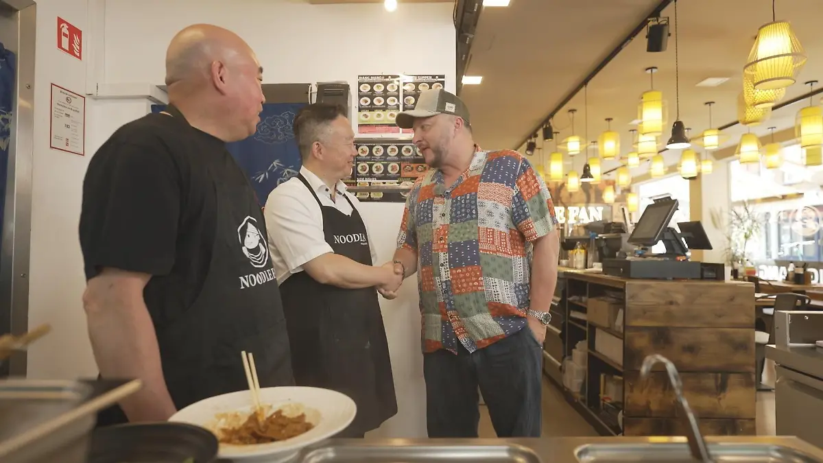 V.l.: Jin Bao Lin, Tielin Fan und Sebastian Lege bei Noodle Fan in Köln.
+++ Die Verwendung des sendungsbezogenen Materials ist nur mit dem Hinweis und Verlinkung auf RTL+ gestattet. +++