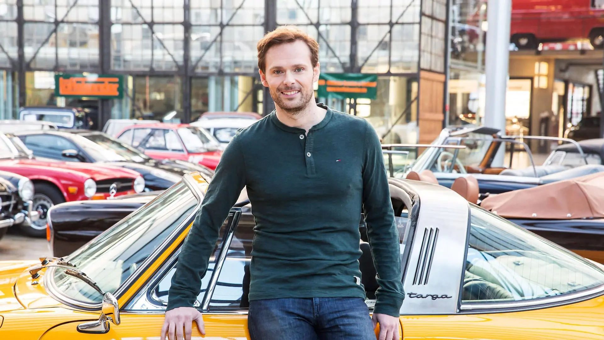 Experte Alexander Bloch im neuen "auto mobil" Studio.