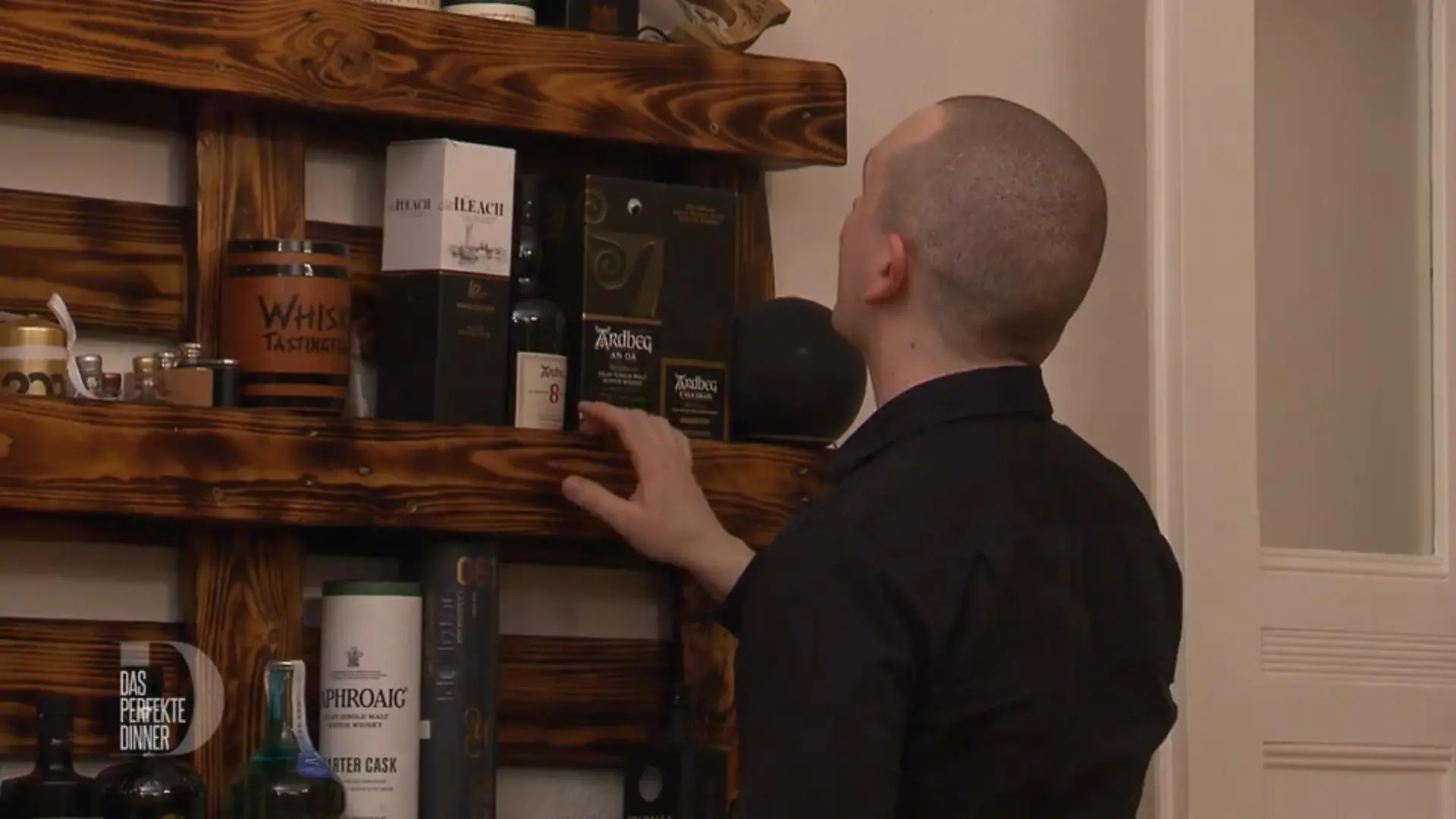 Pauls Whiskysammlung ist beachtlich.