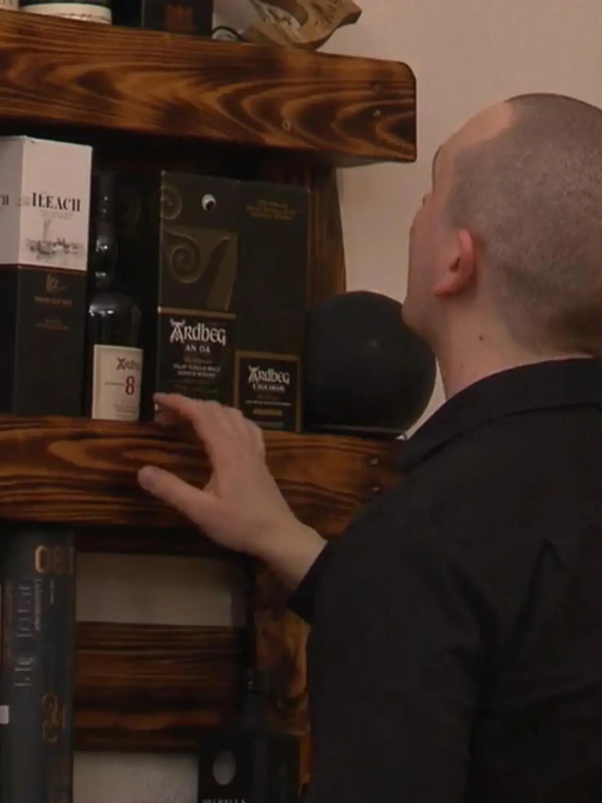 Pauls Whiskysammlung ist beachtlich.