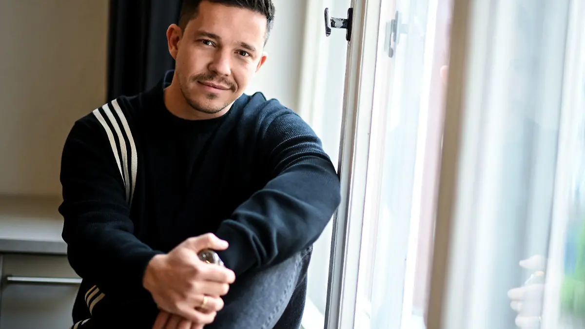 PRODUKTION - 16.05.2023, Berlin: Der Musiker Nico Santos in den Flow Studios Berlin am Rande eines Interview-Termins. Sein neues Album «Ride» erscheint am 26.05.2023. Foto: Britta Pedersen/dpa +++ dpa-Bildfunk +++