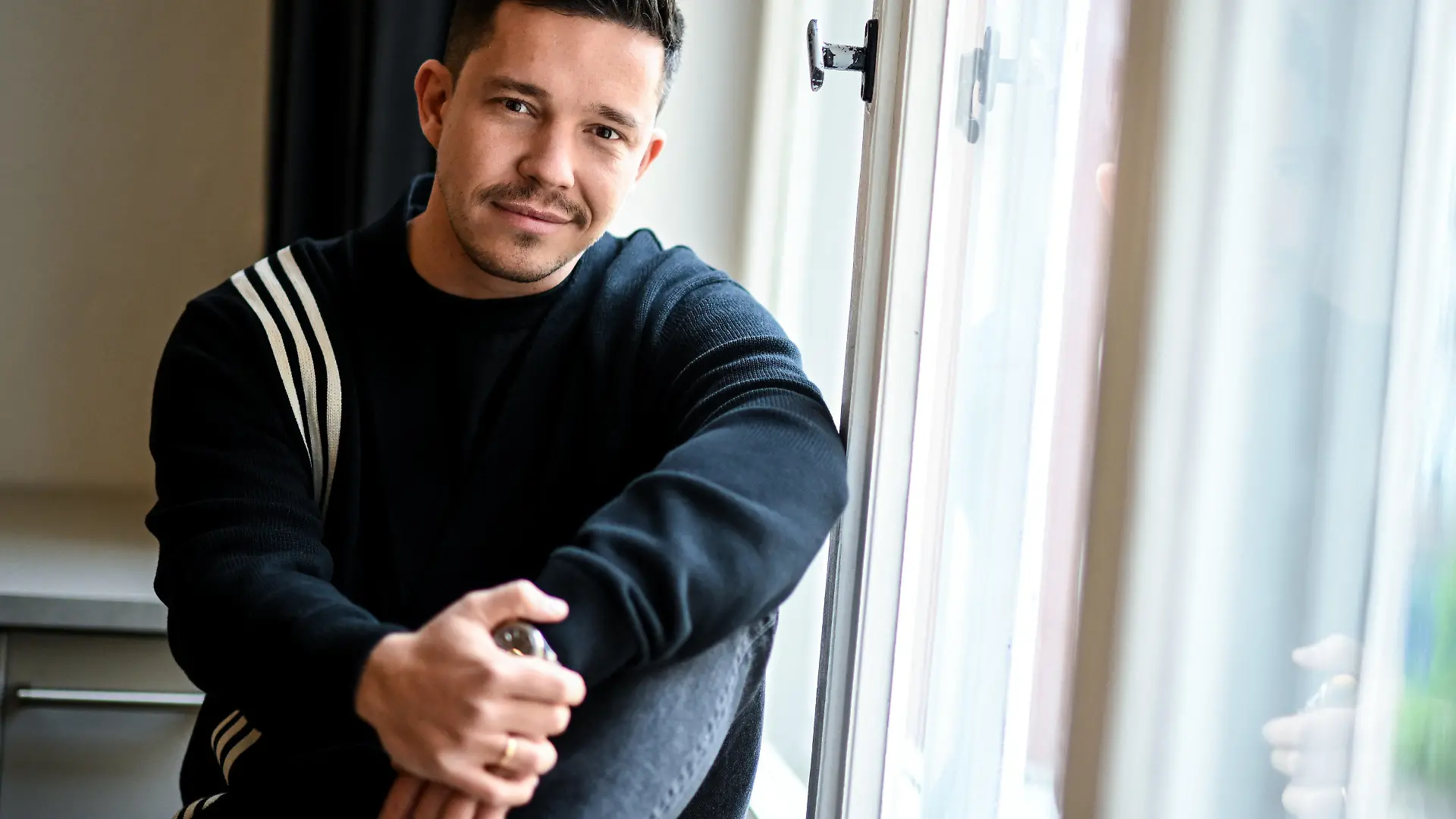 PRODUKTION - 16.05.2023, Berlin: Der Musiker Nico Santos in den Flow Studios Berlin am Rande eines Interview-Termins. Sein neues Album «Ride» erscheint am 26.05.2023. Foto: Britta Pedersen/dpa +++ dpa-Bildfunk +++