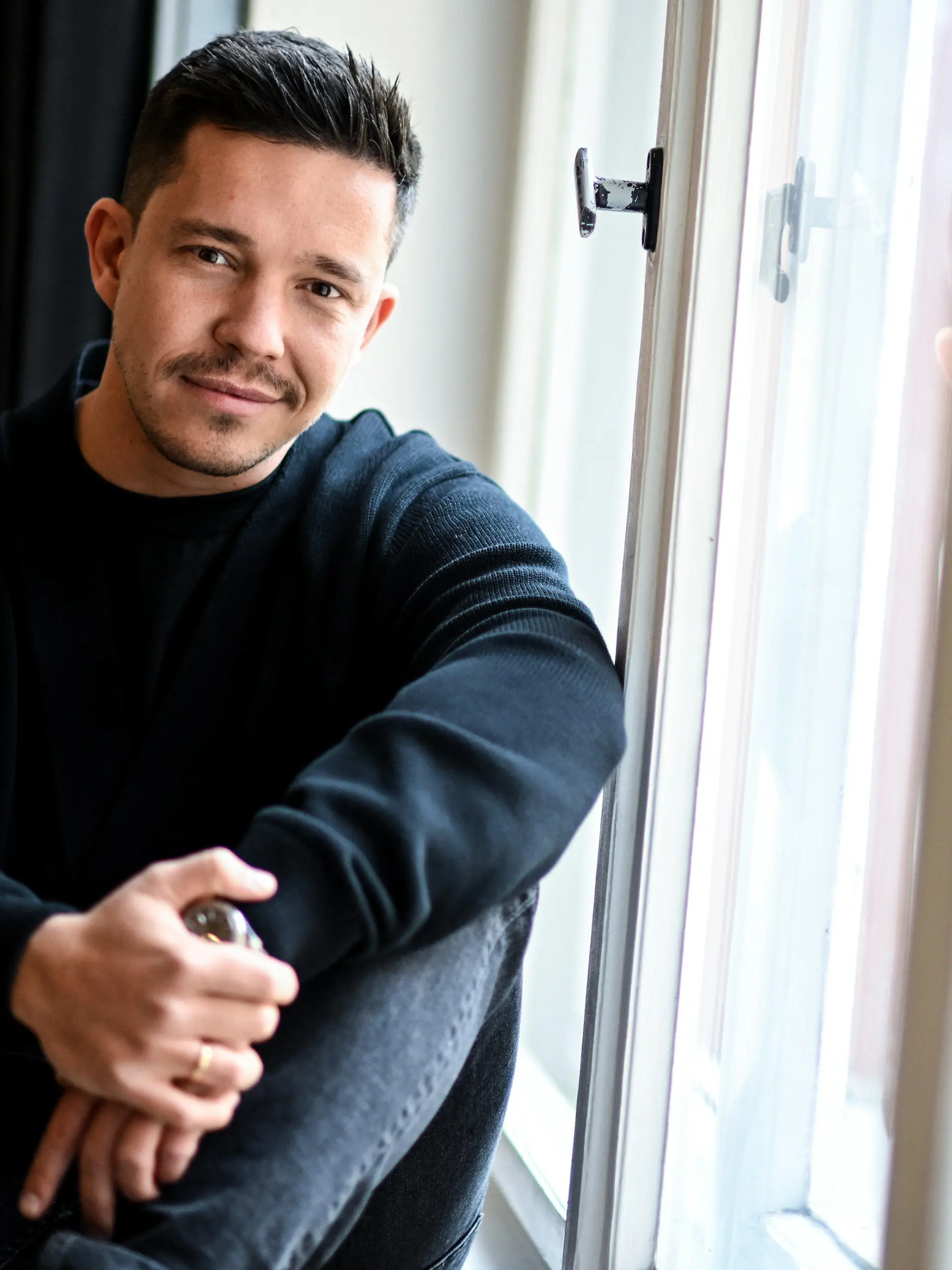 PRODUKTION - 16.05.2023, Berlin: Der Musiker Nico Santos in den Flow Studios Berlin am Rande eines Interview-Termins. Sein neues Album «Ride» erscheint am 26.05.2023. Foto: Britta Pedersen/dpa +++ dpa-Bildfunk +++