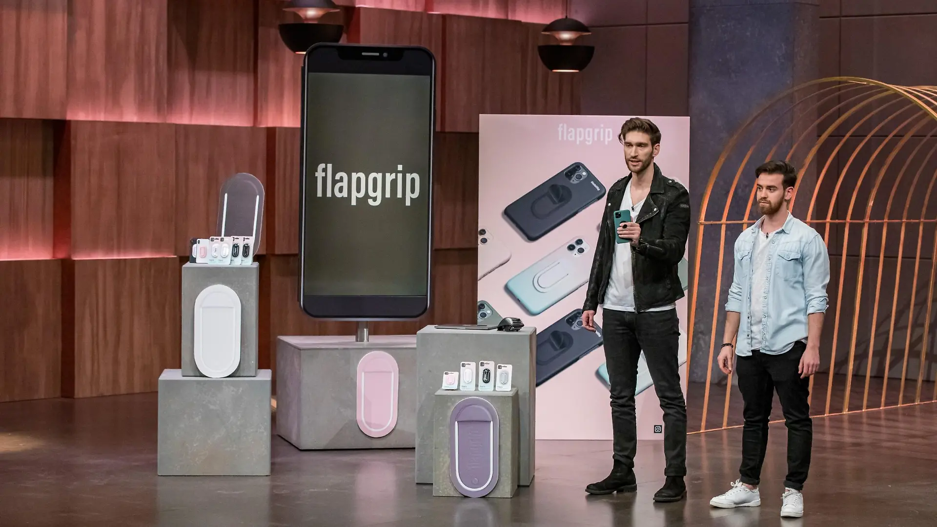 Philip Deml (l.) und Cem Dogan präsentieren mit _Flapgrip" einen multifunktionalen Smartphone-Grip. Sie erhoffen sich ein Investment von 125.000 Euro für 15 Prozent der Anteile an ihrem Unternehmen. Die Verwendung des sendungsbezogenen Materials ist nur mit dem Hinweis und Verlinkung auf TVNOW gestattet.