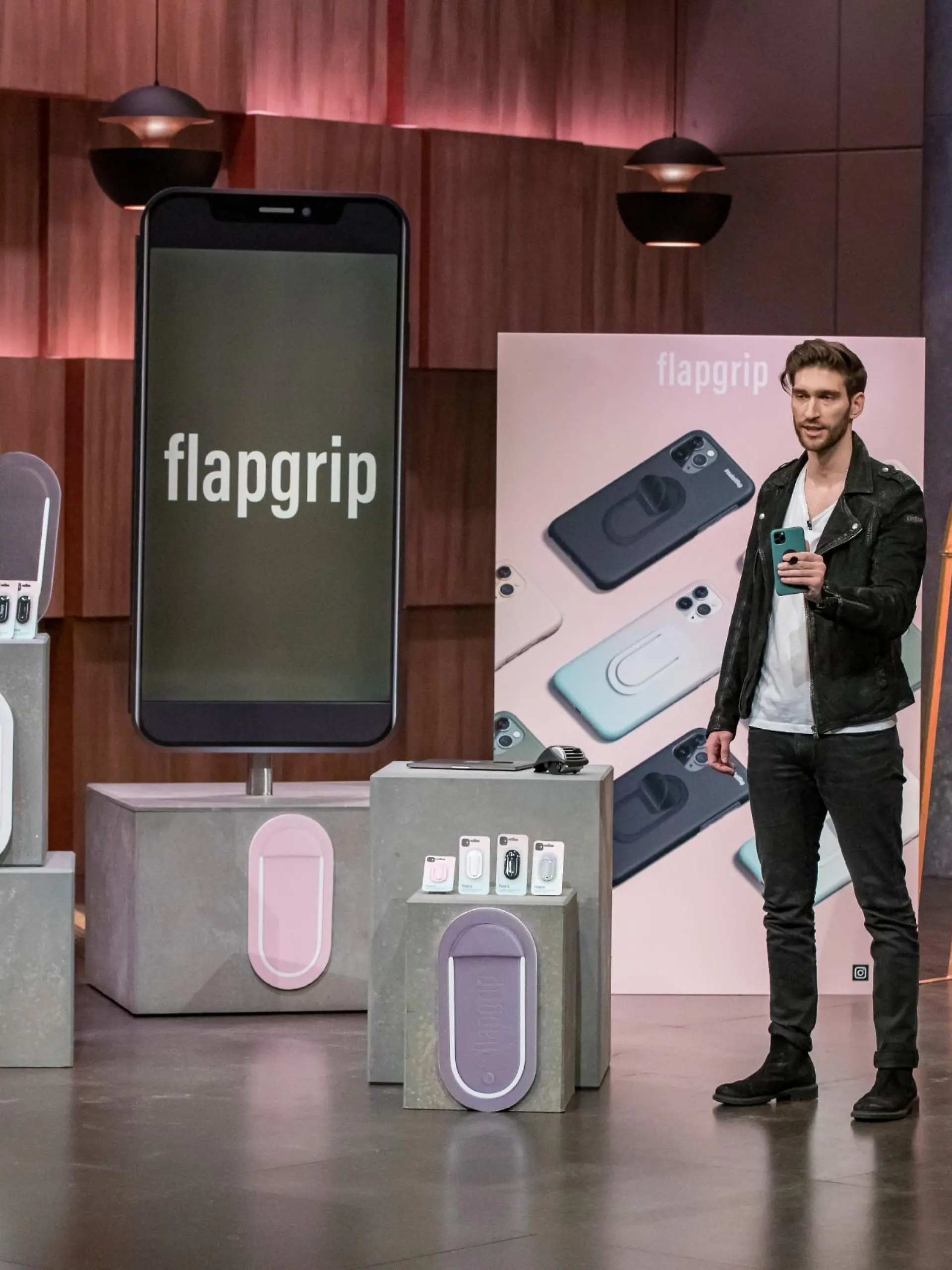 Philip Deml (l.) und Cem Dogan  präsentieren mit _Flapgrip" einen multifunktionalen Smartphone-Grip. Sie erhoffen sich ein Investment von 125.000 Euro für 15 Prozent der Anteile an ihrem Unternehmen.   Die Verwendung des sendungsbezogenen Materials ist nur mit dem Hinweis und Verlinkung auf TVNOW gestattet.