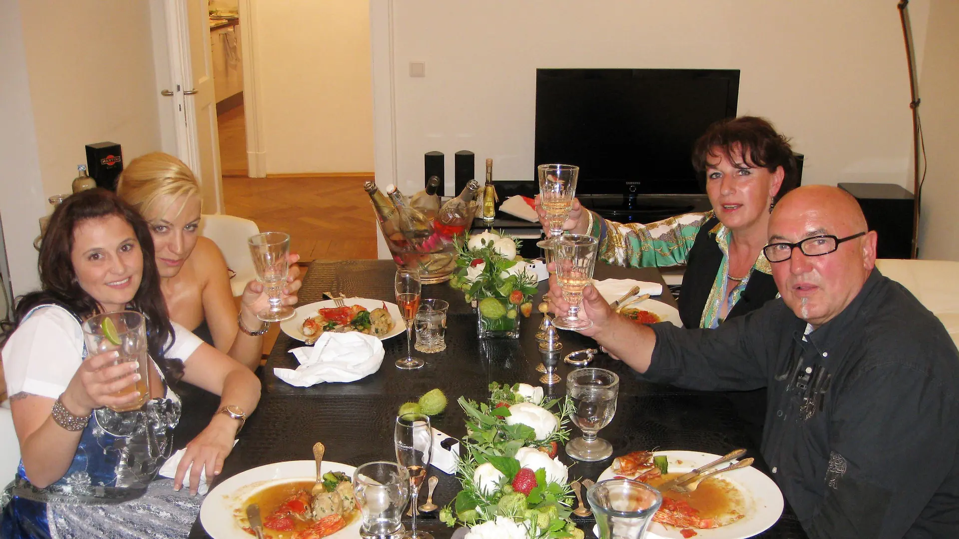 V.l.: Melanie (32), Gastgeberin Anja (32), Heike (48), Axel (62)