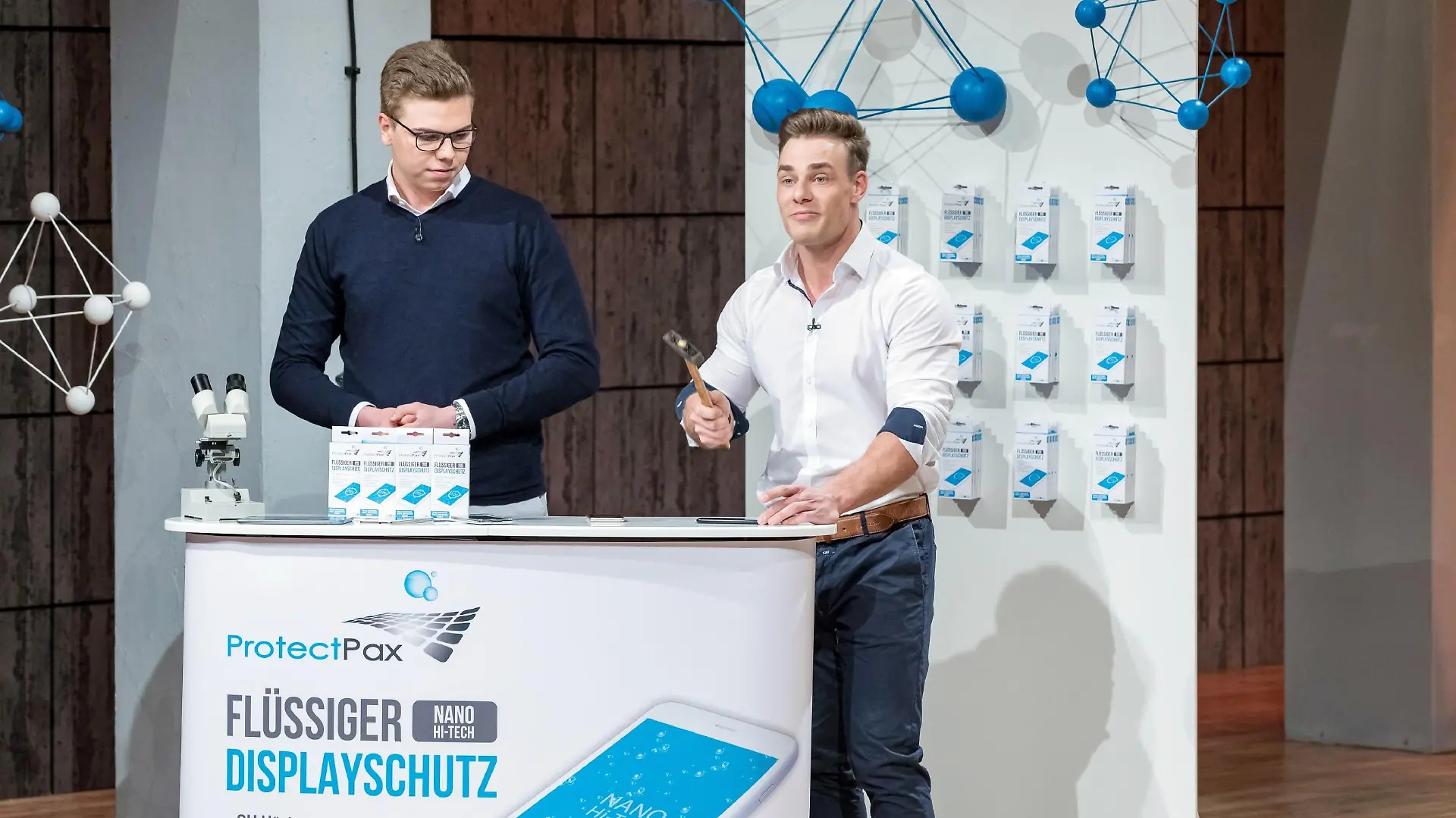 Anthony Filipiak (l.) und Pascal Buchen aus Düsseldorf präsentieren mit "Protect Pax" einen flüssigen Displayschutz. Sie erhoffen sich ein Investment von 100.000 Euro für 15 Prozent ihres Unternehmens.