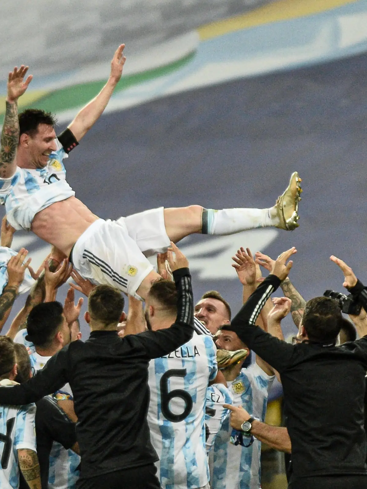Sport Bilder des Tages Argentina x Brasil RIO DE JANEIRO, RJ - 10.07.2021: ARGENTINA X BRASIL - Messi celebrates the title. Argentina becomes champion, after Argentina x Brazil, a match valid for the Final of the Copa America 2021, held at the Maracan Stadium, located in the city of Rio de Janeiro, RJ, this Saturday 10. Photo: Nayra Halm/Fotoarena x2091755x PUBLICATIONxNOTxINxBRA NayraxHalm