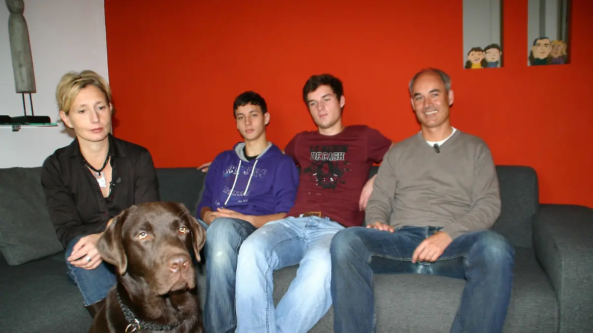 Labrador Dolph hat eine Patenfamilie gefunden: Familie Hugenberg aus Dinslaken! V.l.: Mutter Katrin, Söhne Jacob und Justus, Vater Alexandro