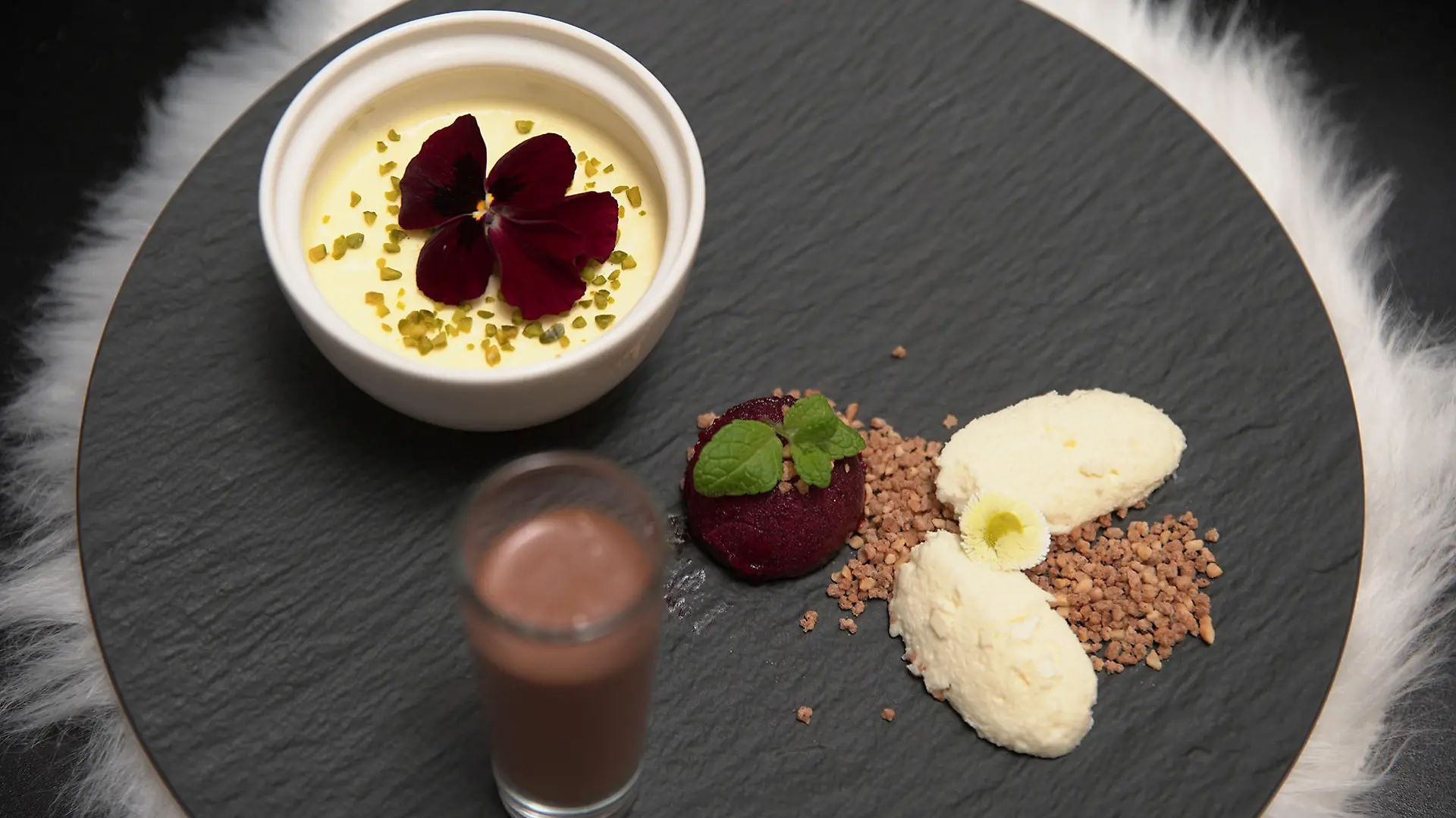 Orangen-Panna-Cotta mit Waldfrucht-Sorbet und Schoko-Minz-Likör