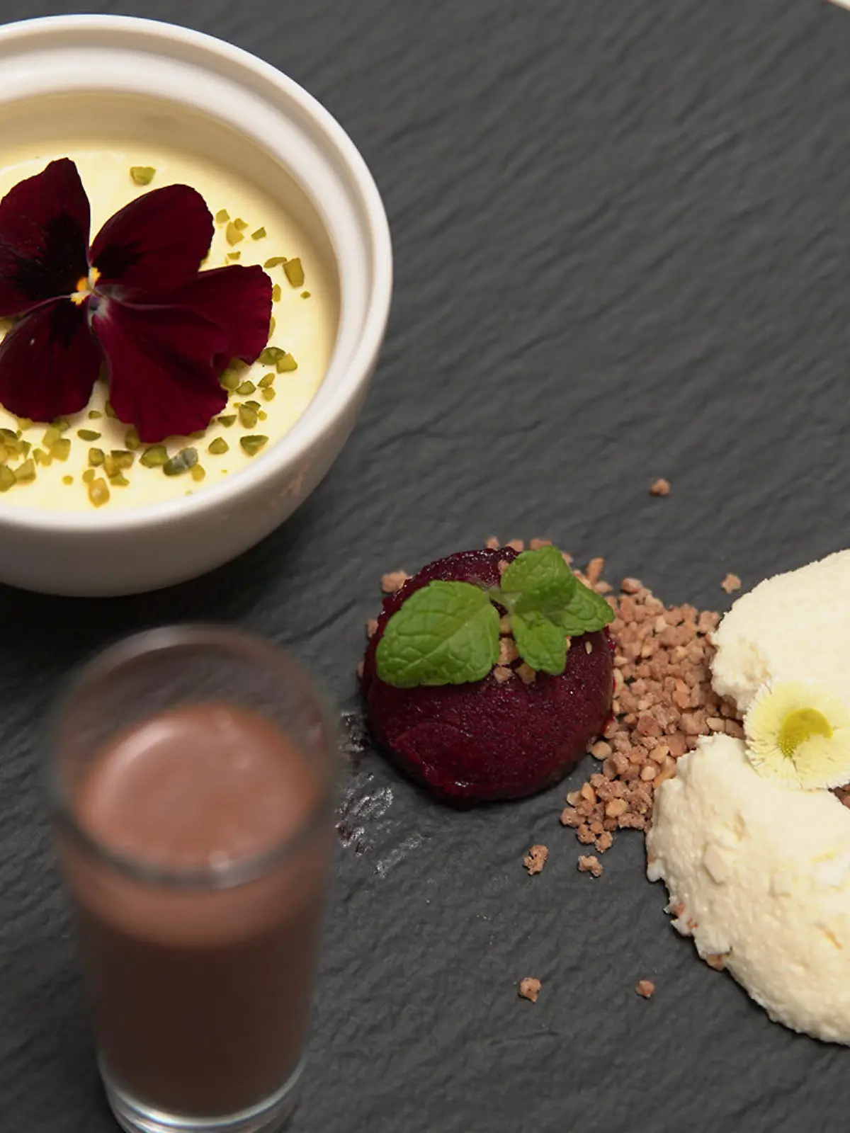 Orangen-Panna-Cotta mit Waldfrucht-Sorbet und Schoko-Minz-Likör