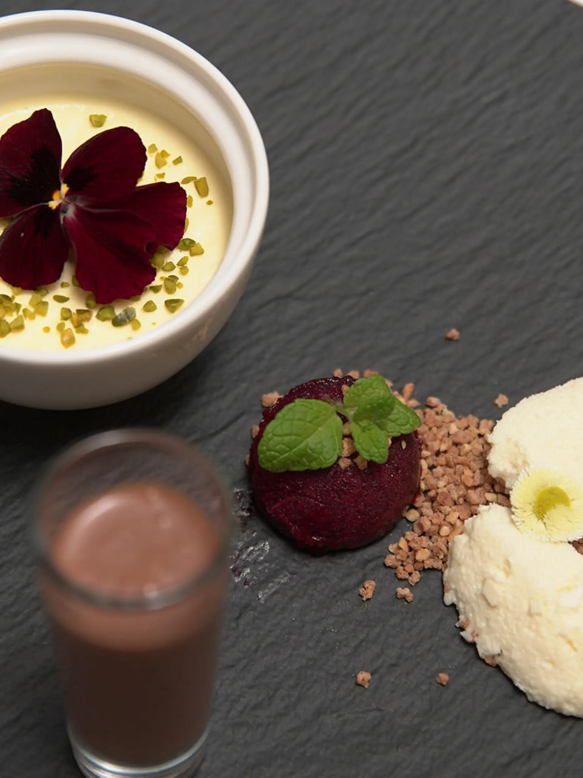 Orangen-Panna-Cotta mit Waldfrucht-Sorbet und Schoko-Minz-Likör
