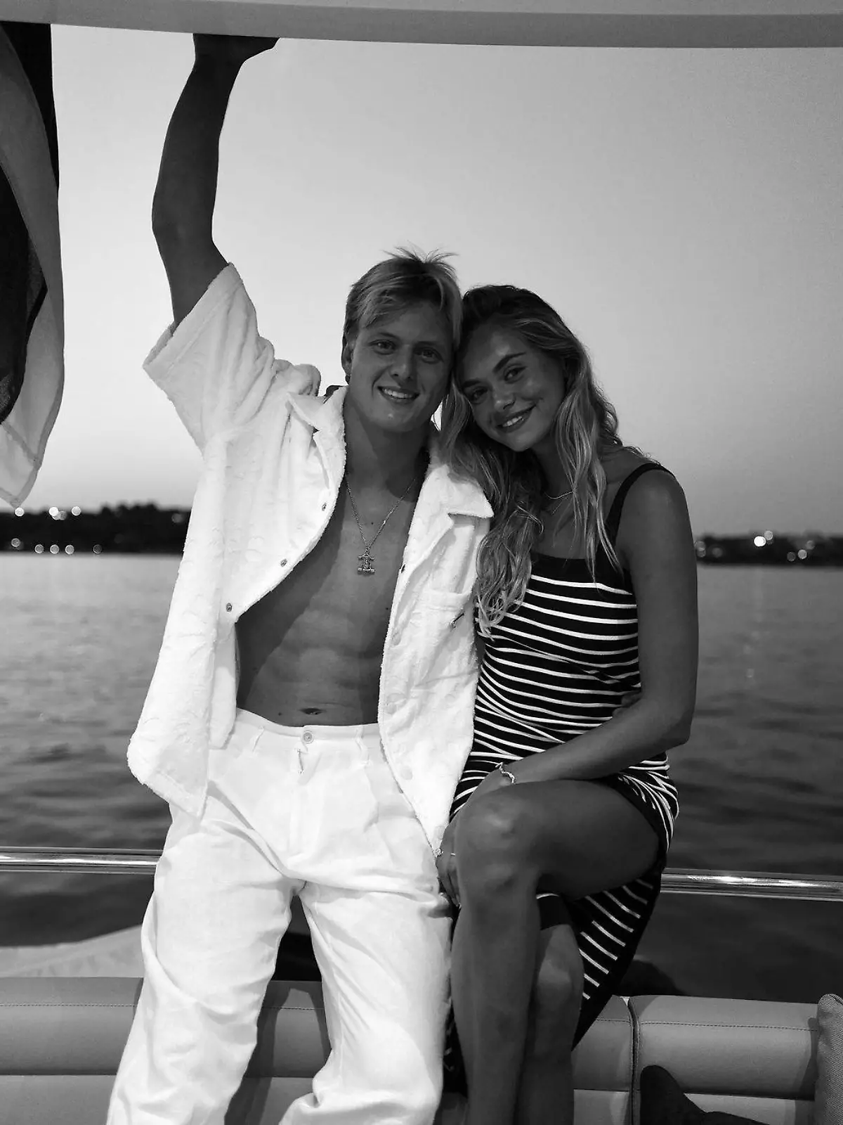Mick Schumacher strahlt an der Seite des dänischen Models Laila Hasanovic.