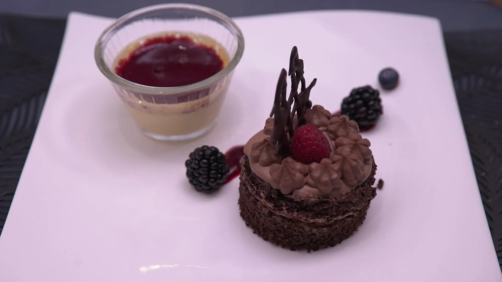 Crème Brûlée und Schokotörtchen mit Beeren