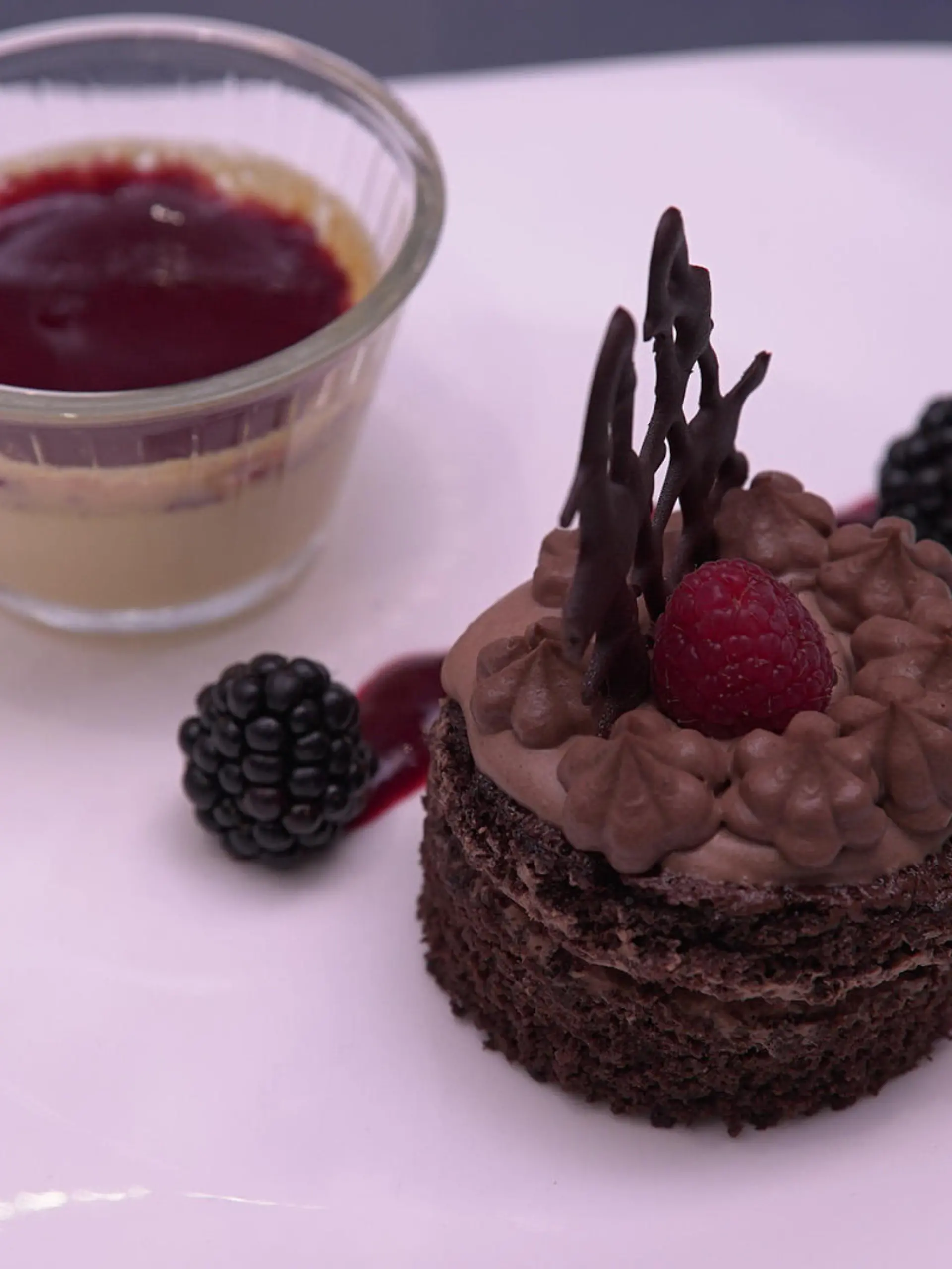 Crème Brûlée und Schokotörtchen mit Beeren