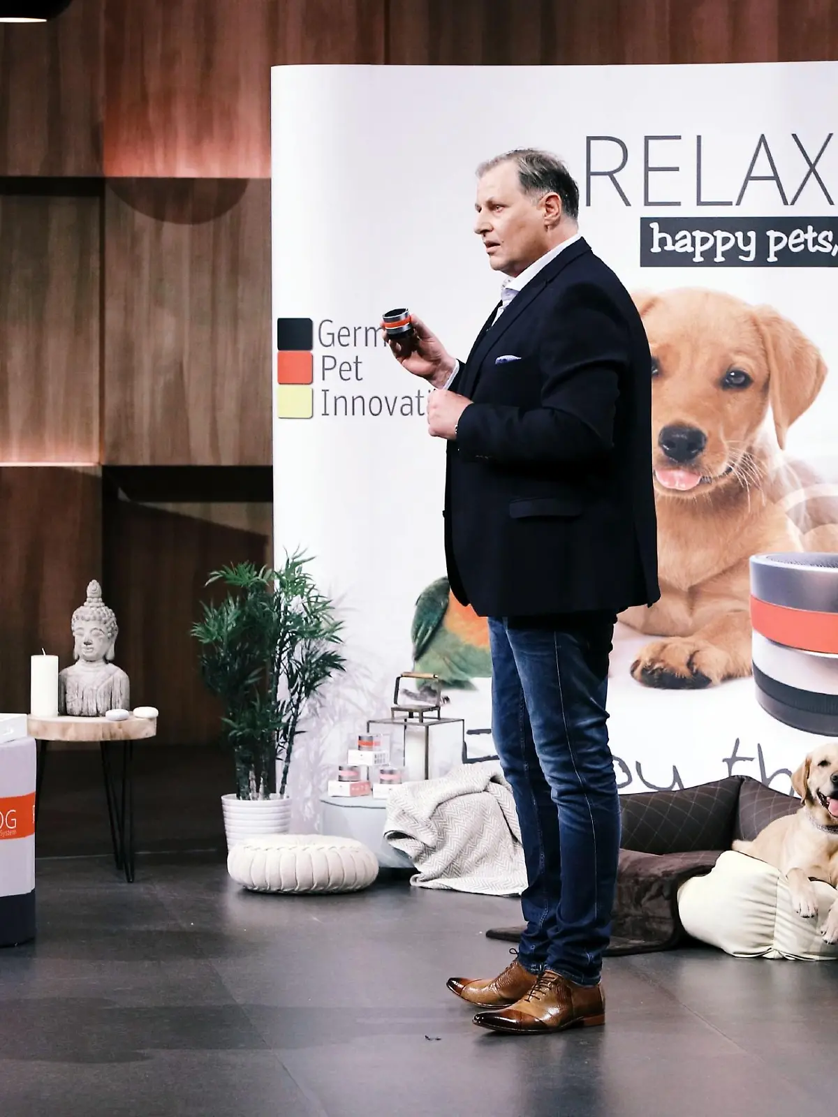 Frank Bendix aus Meschede präsentiert mit "RelaxoPet"  ein Klangwellengerät zur Enstspannung von Tieren. Er erhofft sich ein Investment von 100.000 Euro für 10 Prozent der Anteile an seinem Unternehmen..