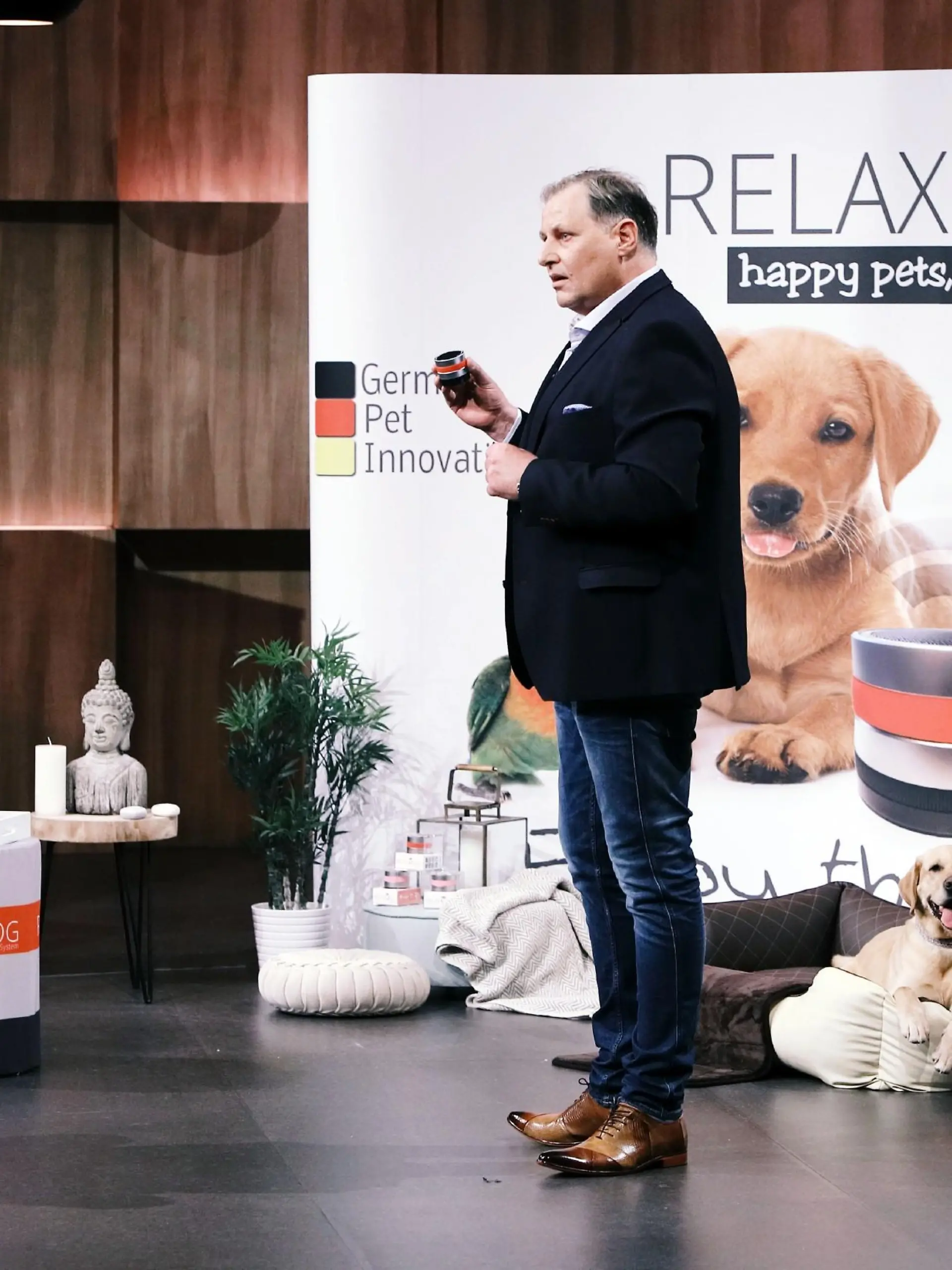 Frank Bendix aus Meschede präsentiert mit "RelaxoPet"  ein Klangwellengerät zur Enstspannung von Tieren. Er erhofft sich ein Investment von 100.000 Euro für 10 Prozent der Anteile an seinem Unternehmen..