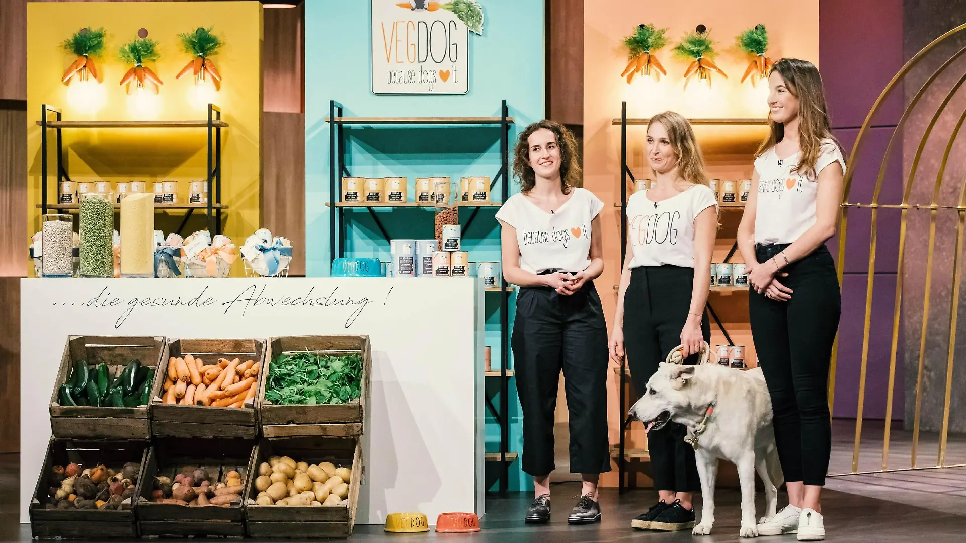 V.l.: Lisa Walther, Tessa Zaune-Figlar und Valerie Henssen aus München präsentieren mit "Vegdog" veganes Hundefutter. Sie erhoffen sich ein Investment von 150.000 Euro für 10 Prozent der Anteile an ihrem Unternehmen.