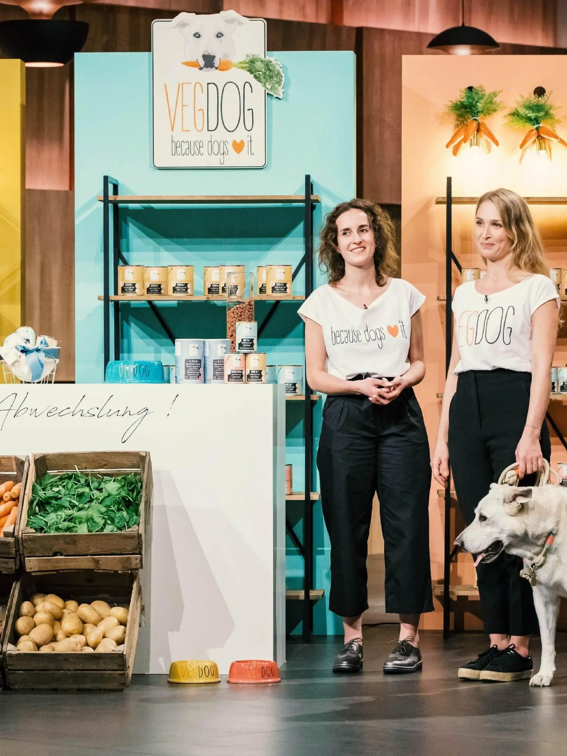 V.l.: Lisa Walther, Tessa Zaune-Figlar und Valerie Henssen aus München präsentieren mit "Vegdog" veganes Hundefutter. Sie erhoffen sich ein Investment von 150.000 Euro für 10 Prozent der Anteile an ihrem Unternehmen.