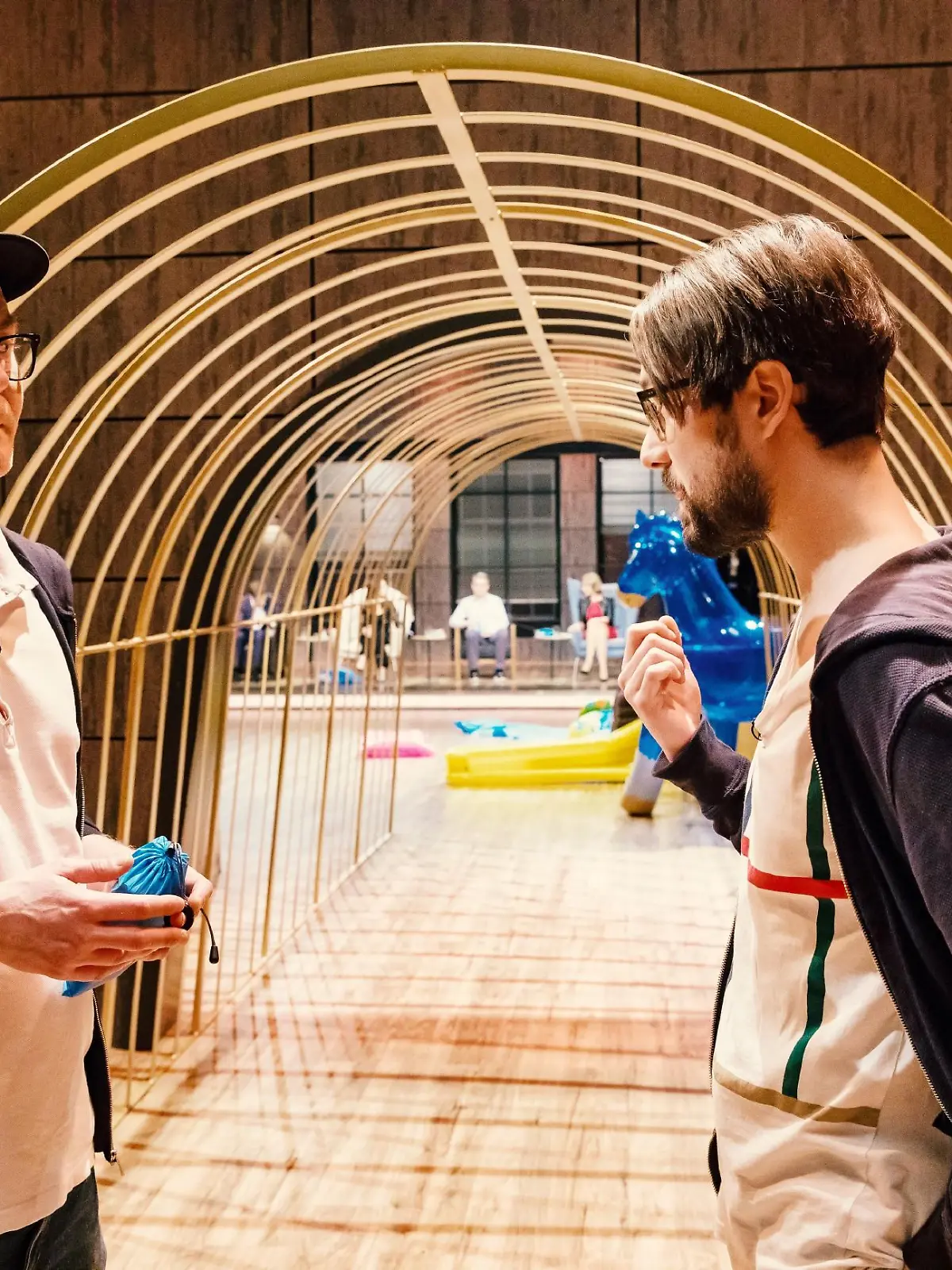 Lucas Richter (r.) und Jens Thiel aus Leipzig überlegen, ob sie das Angebot von Ralf Dümmel für ihre innovative Lutpumpe "Fluxbag" annehmen sollen.