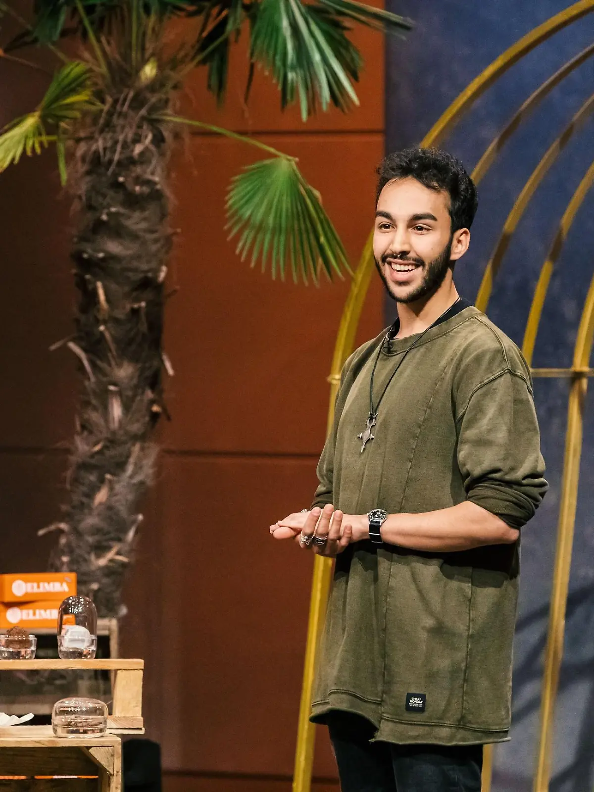 Elias El Gharbaoui aus Köln präsentiert mit "Elimba" ein Kakaogetränk in Form einer Kugel. Er erhofft sich ein Investment von 50.000 Euro für 10 Prozent der Anteile an seinem Unternehmen.
