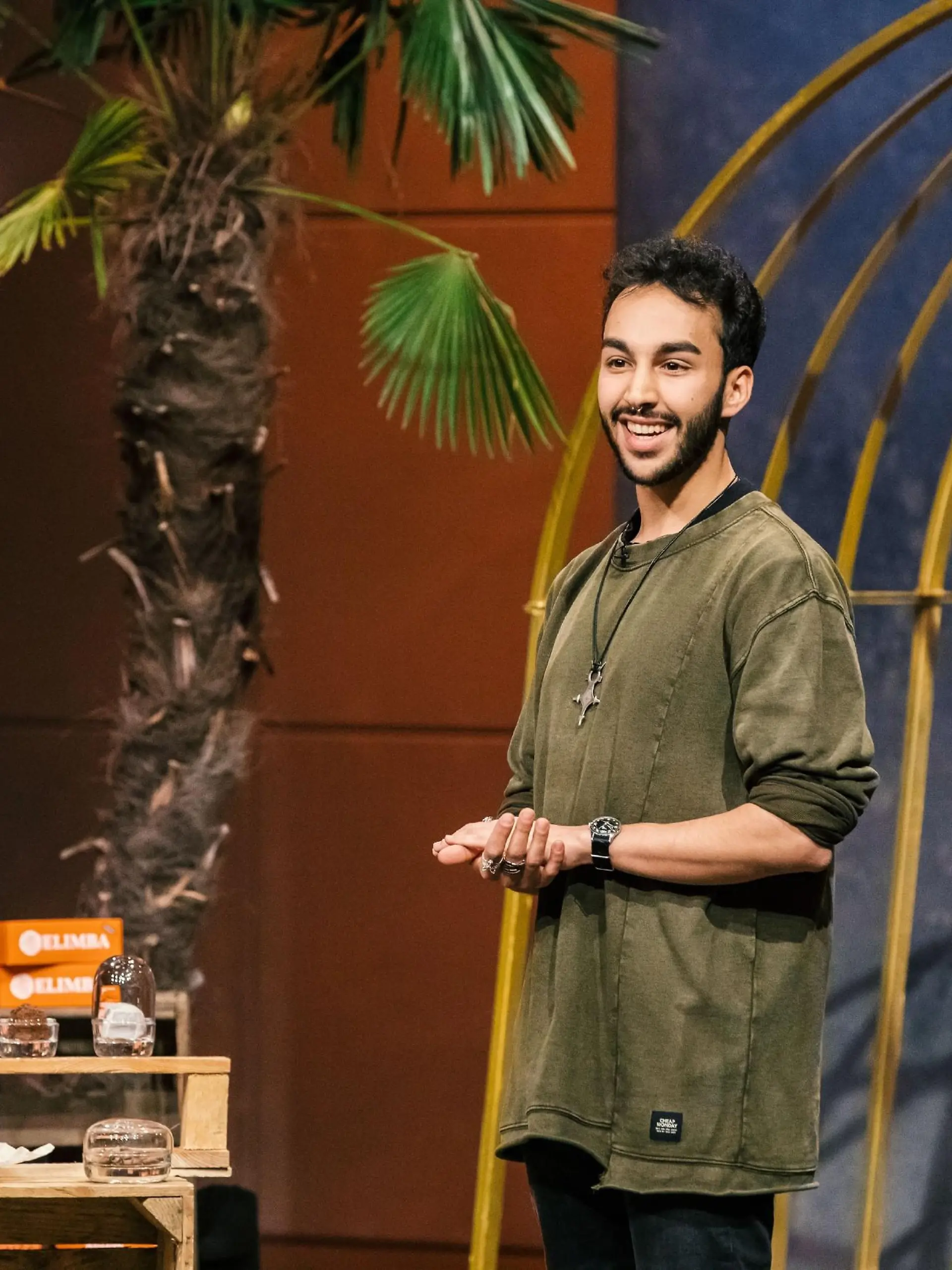 Elias El Gharbaoui aus Köln präsentiert mit "Elimba" ein Kakaogetränk in Form einer Kugel. Er erhofft sich ein Investment von 50.000 Euro für 10 Prozent der Anteile an seinem Unternehmen.