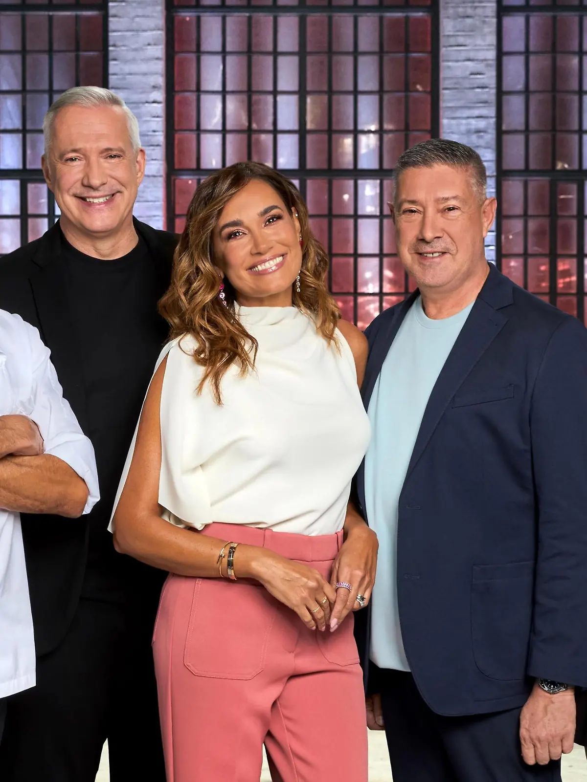 V.l.: Steffen Henssler, Alexander Herrmann, Jana Ina Zarrella, Joachim Llambi, Laura Wontorra

+++ Die Verwendung des sendungsbezogenen Materials ist nur mit dem Hinweis und Verlinkung auf RTL+ gestattet. +++