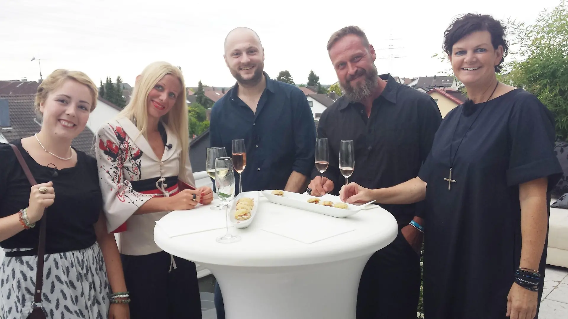 Eröffnet wird die Wunschmenü-Woche bei Sonnhild aus Maichingen (r.). Die Hobbyköche (v.l.) Carmen, Nadine, Julian und Zoran sind gespannt wessen Menü Sonnhild heute kochen muss. 