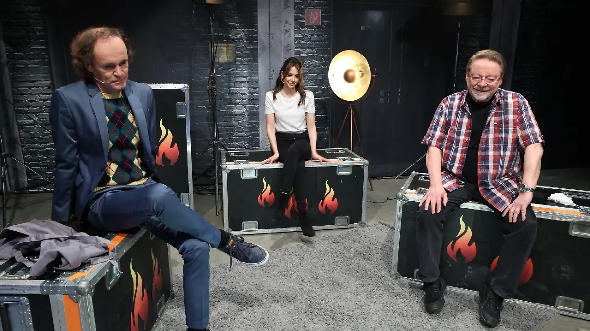 V.l.: Olaf Schubert, Mandy Capristo, Jürgen von der Lippe.

Die Verwendung des sendungsbezogenen Materials ist nur mit dem Hinweis und Verlinkung auf TVNOW gestattet.