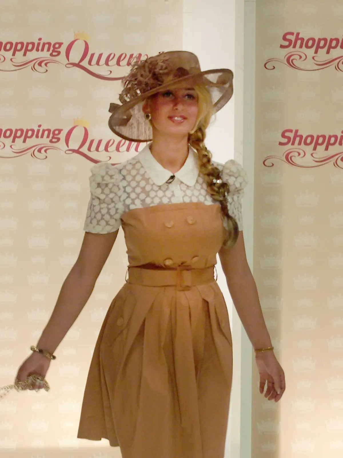 Helena präsentiert sich den kritischen Blicken ihrer Konkurrenz. Wie wird das Urteil zu ihrem "Shopping Queen"-Outfit wohl ausfallen?