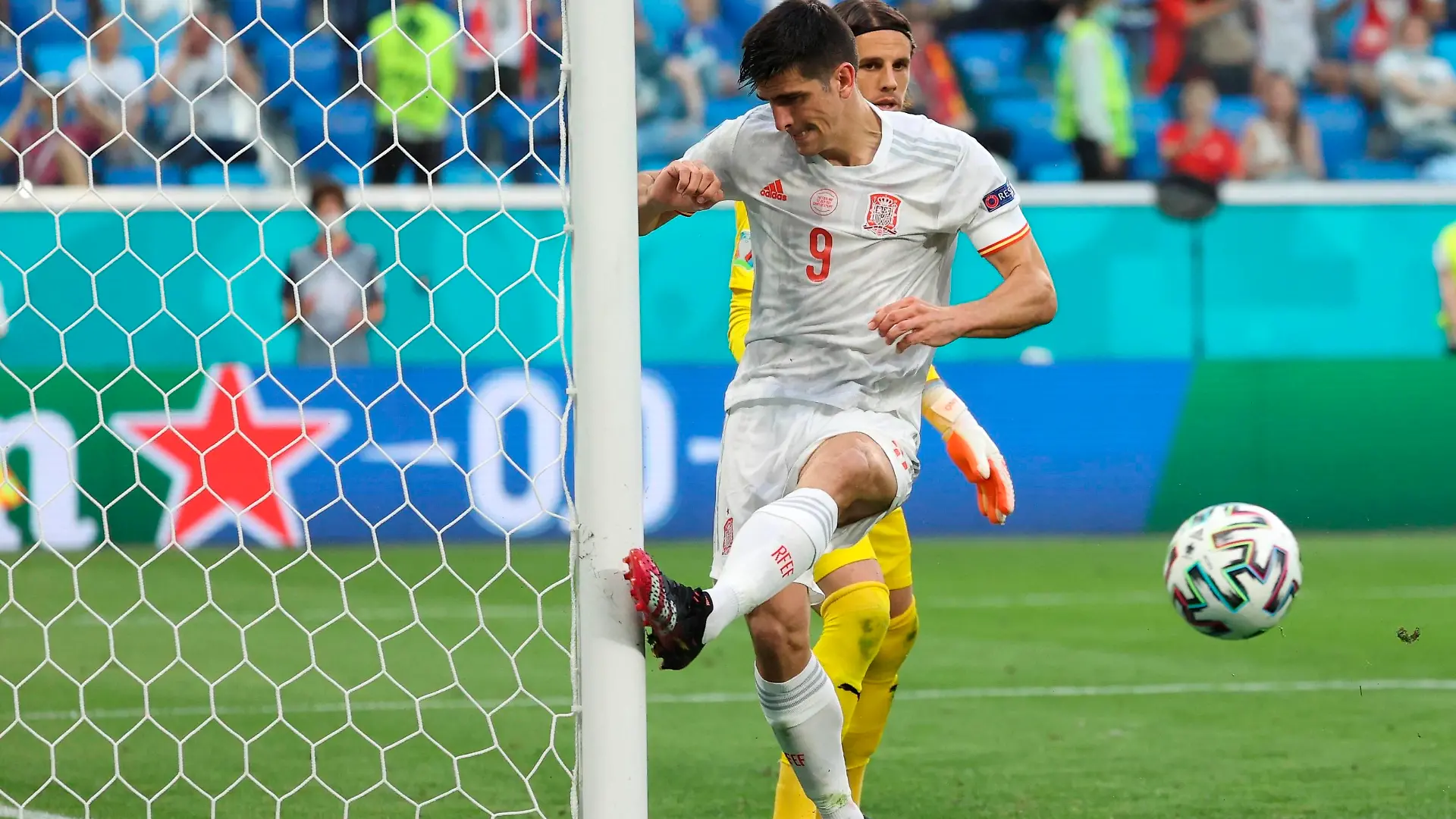  Spain s striker gerard Moreno foreground reacts after missing a goal chance close to Switzerland s goalkeeper Yann Sommer during the UEFA Eurocup 2020 quarterfinal match between Switzerland and Spain in Krestovski stadium, San Petersburg, Russian Federation, 02 July 2021. Switzerland vs Spain ACHTUNG: NUR REDAKTIONELLE NUTZUNG PUBLICATIONxINxGERxSUIxAUTxONLY Copyright: xKikoxHuescaxes-ESx GRAF3062 20210702-8973a14e8d47acd3acaac50b1567690bd80484c7