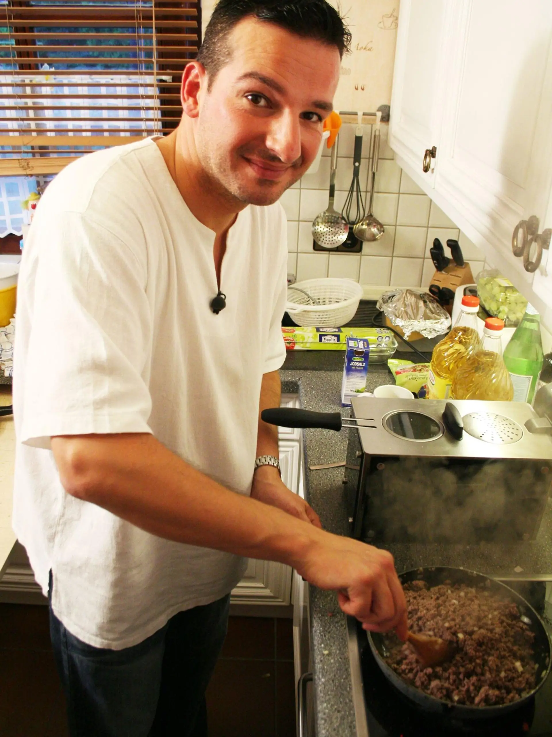Gastgeber Haluk (39) lädt zu einem orientalischen Märchen ein: Als Hauptspeise gibt es "Kibbeh mit Joghurtsoße".