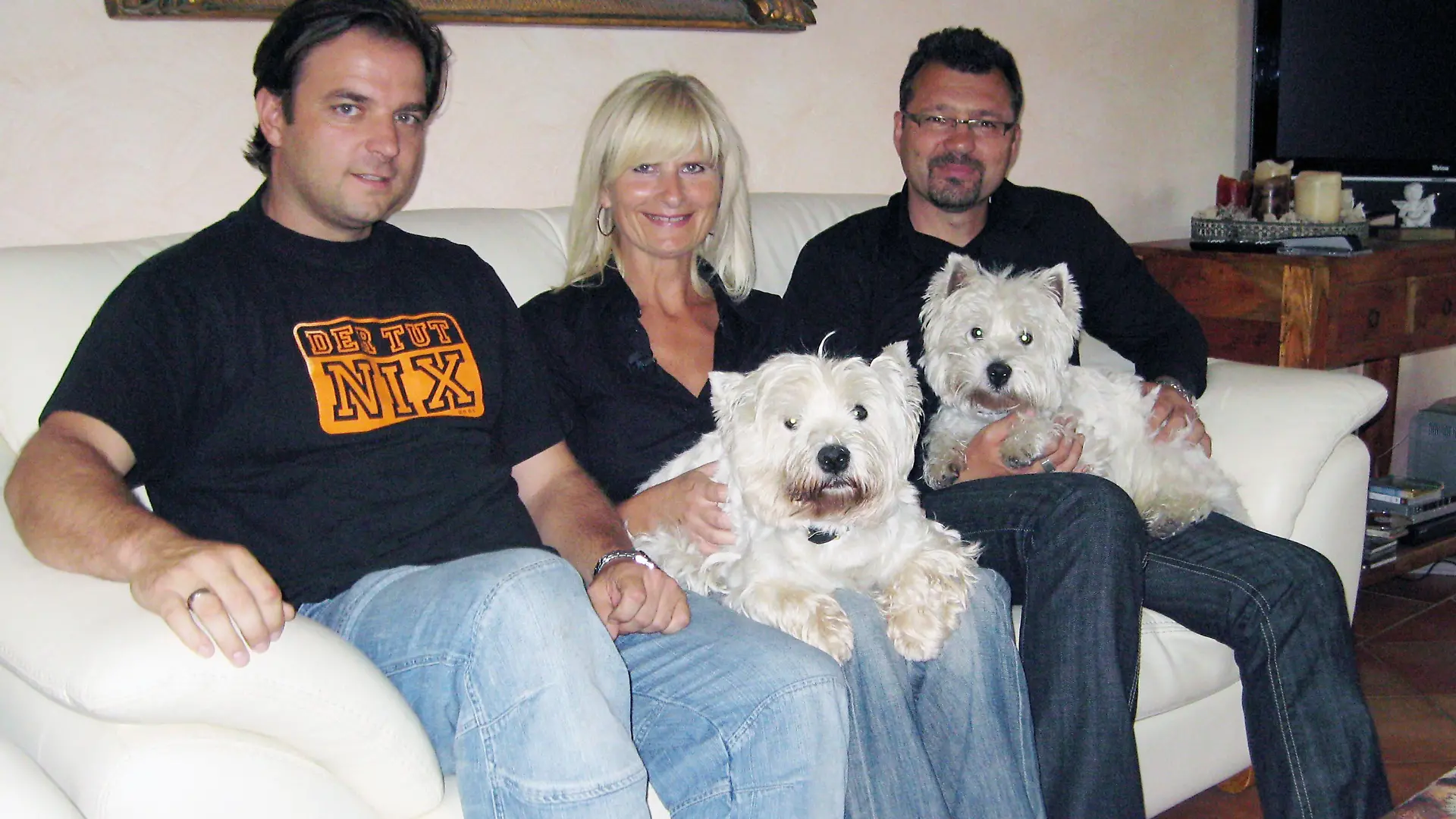 V.l.: Hundeprofi Martin Rütter, Ehepaar Christian und Birgit Eltner und ihre West Highland-Terrier Kenzo und Fino.