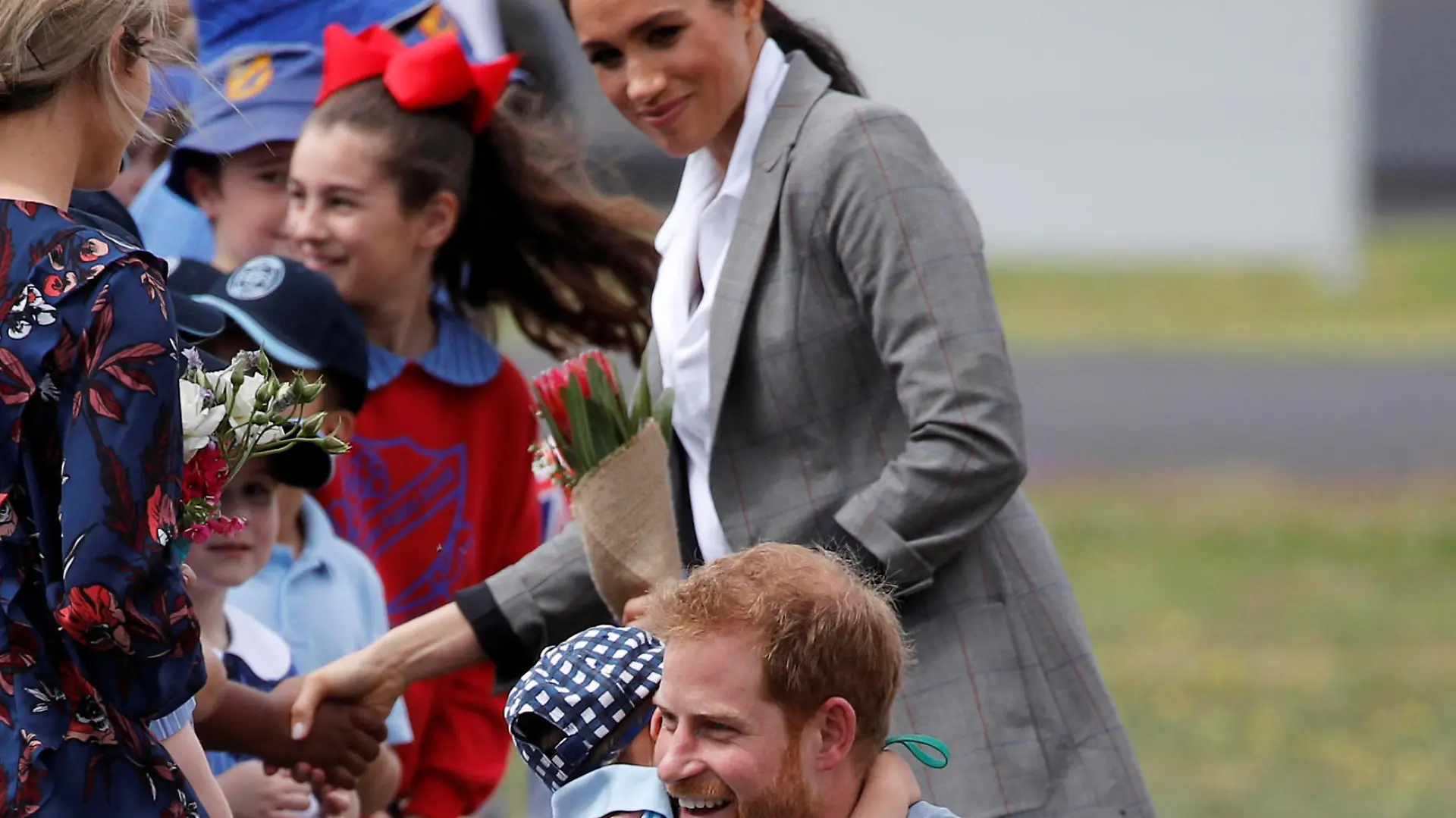 17.10.2018, Australien, Dubbo: Schüler Luke Vincent von der Buninyong Public School umarmt Prinz Harry (r). Prinz Harry und seine Frau Meghan sind auf ihrer ersten offiziellen gemeinsamen Auslandsreise seit der Hochzeit im Mai und machen eine 16-Tägige Tour durch Australien, Neuseeland, die Fidschi-Inseln und das Königreich Tonga. Foto: Phil Noble/PA Wire/dpa +++ dpa-Bildfunk +++