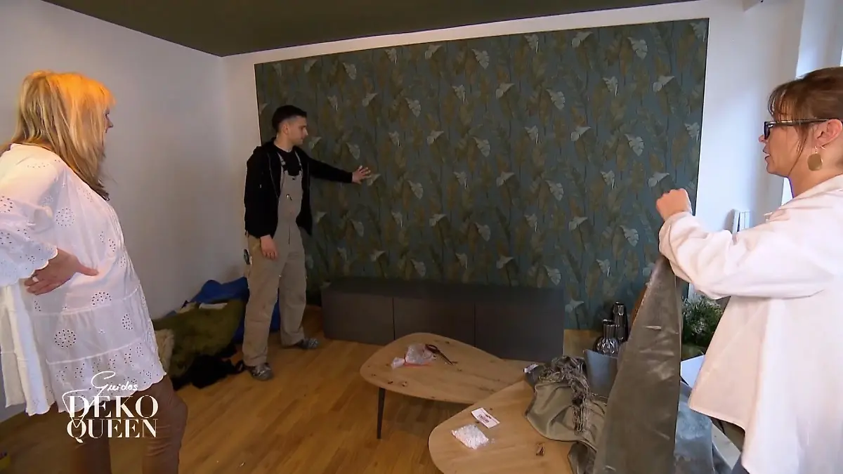 Katja verkleidete Wand bietet leider nicht genug Halt, um das Lowboard wie geplant, aufzuhängen.